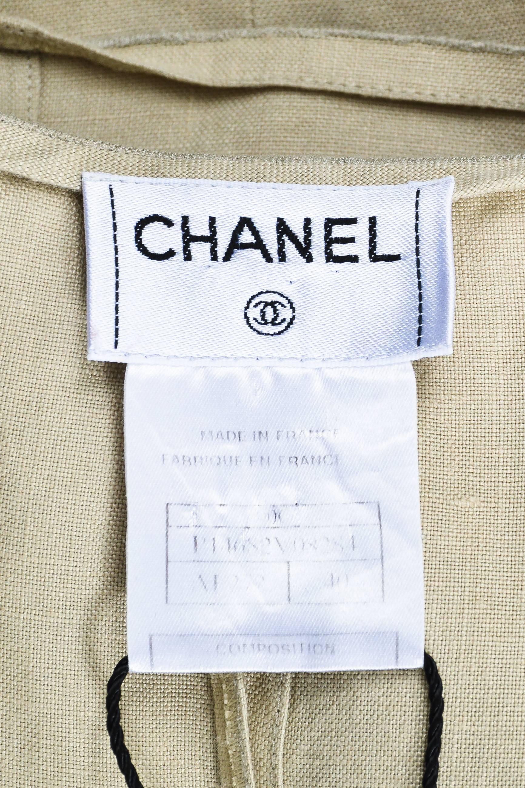 Vintage Chanel 00C Khaki Beige Linen Asymmetrically Buttoned Vest Size 40 For Sale 1