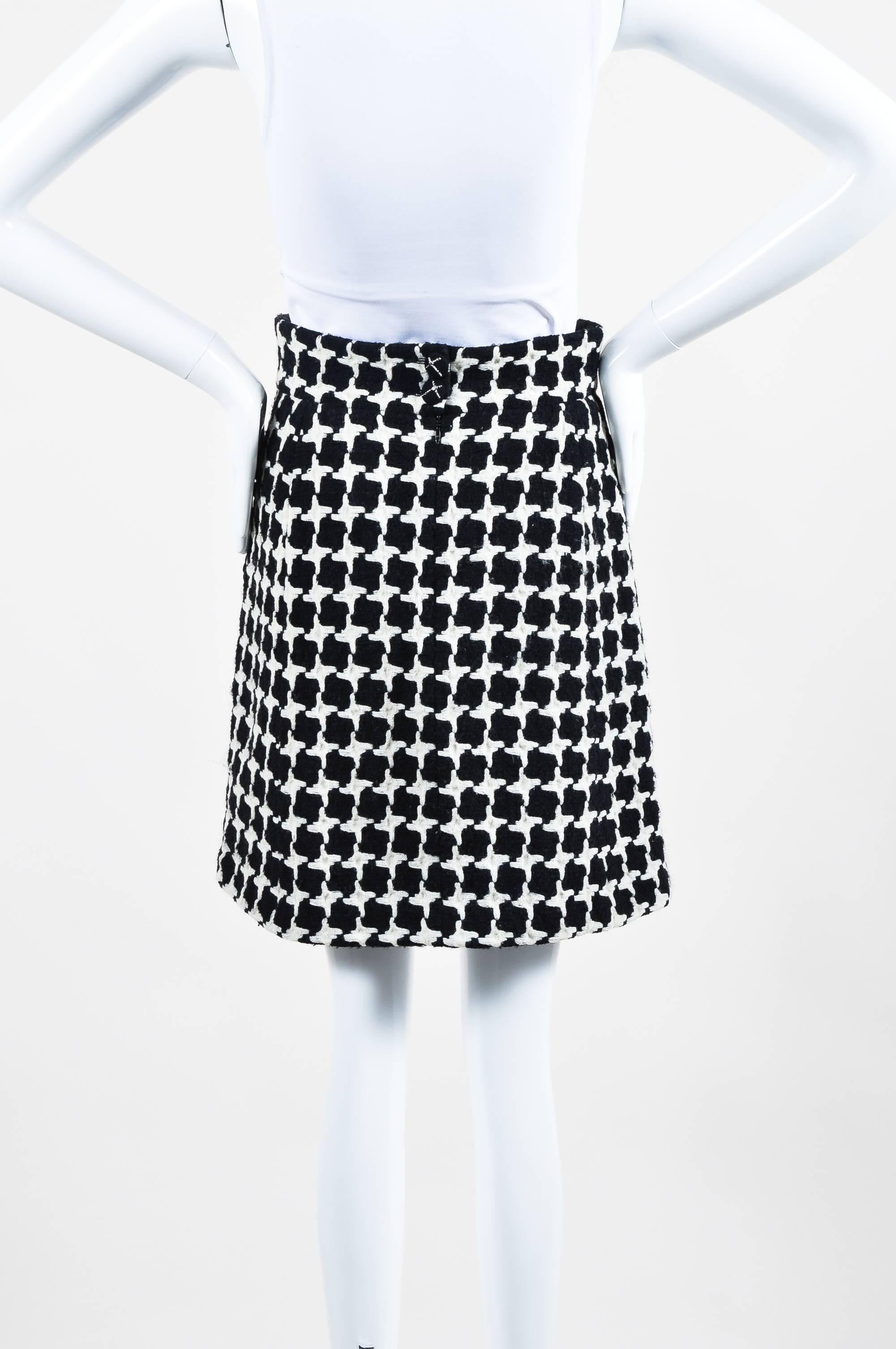 Chanel 07A Black White Wool Blend Tweed Houndstooth Knit A-Line Skirt Size 38 In Good Condition In Chicago, IL