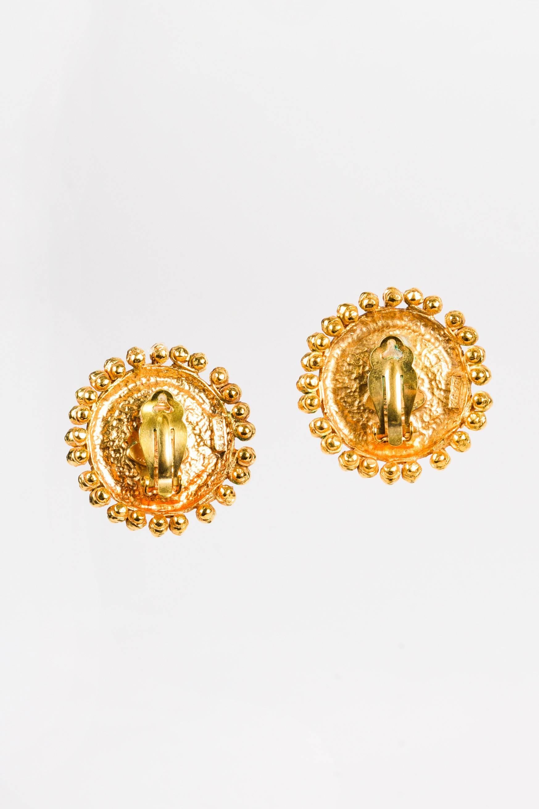 Vintage earring from Season 25 of 1988. Features a centered Gripoix stone surrounded by a textured gold-tone setting. Clip-on back.

Measurements: Total Height 1.5