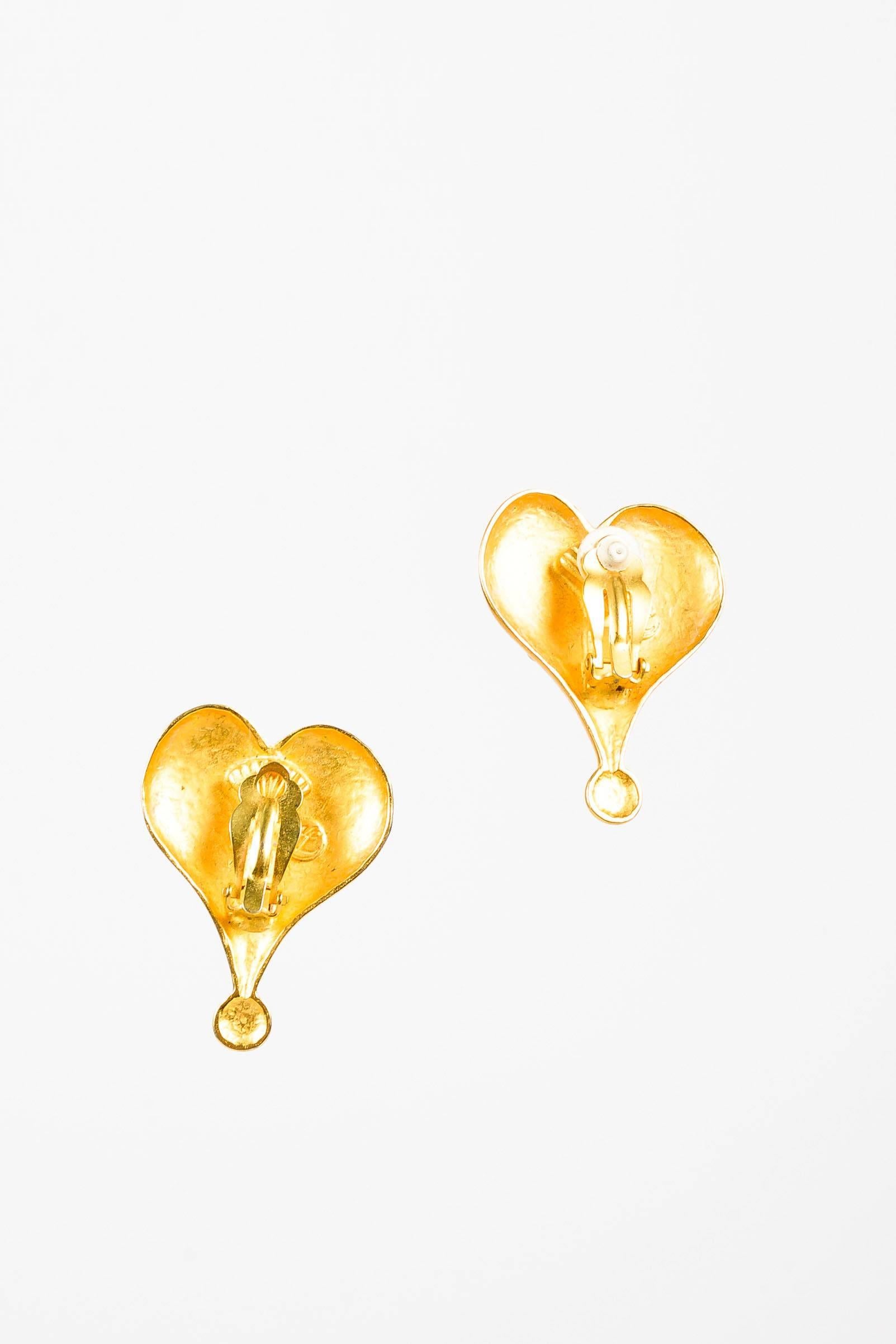 Vintage Karl Lagerfeld Matte Gold Tone Heart Clip On Earrings In Excellent Condition For Sale In Chicago, IL