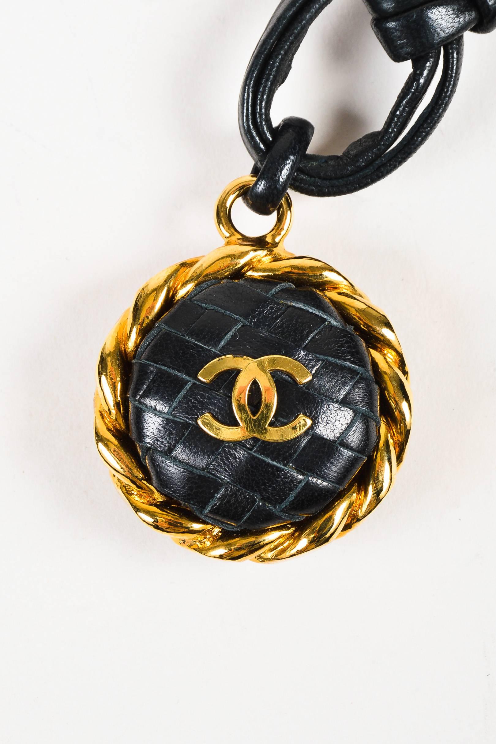 Vintage Chanel Black Gold Tone Leather Braided Charm Embellished Belt SZ 65 In Excellent Condition For Sale In Chicago, IL