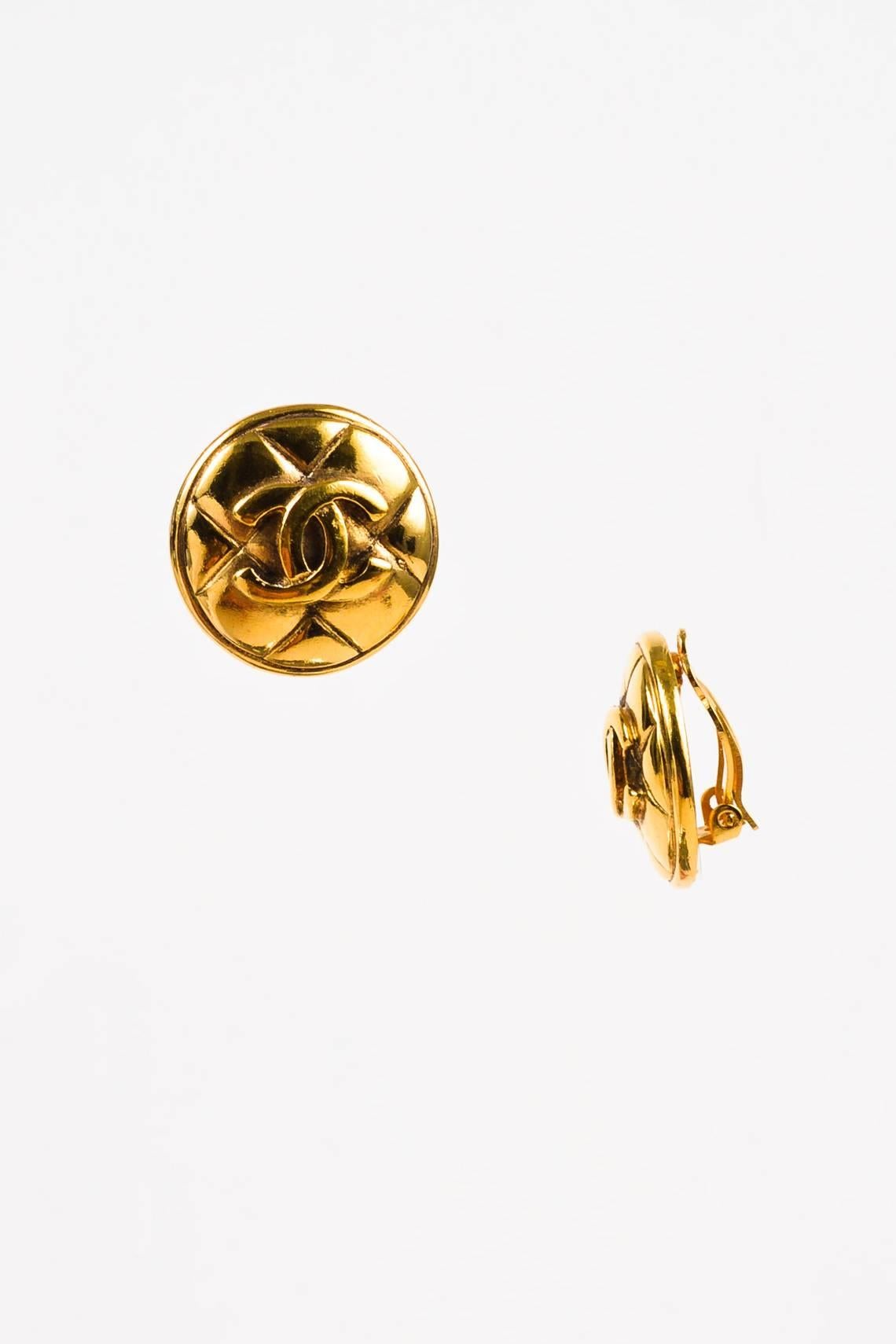 Vintage Chanel Gold Tone Quilted Round 'CC' Clip On Earrings In Good Condition For Sale In Chicago, IL
