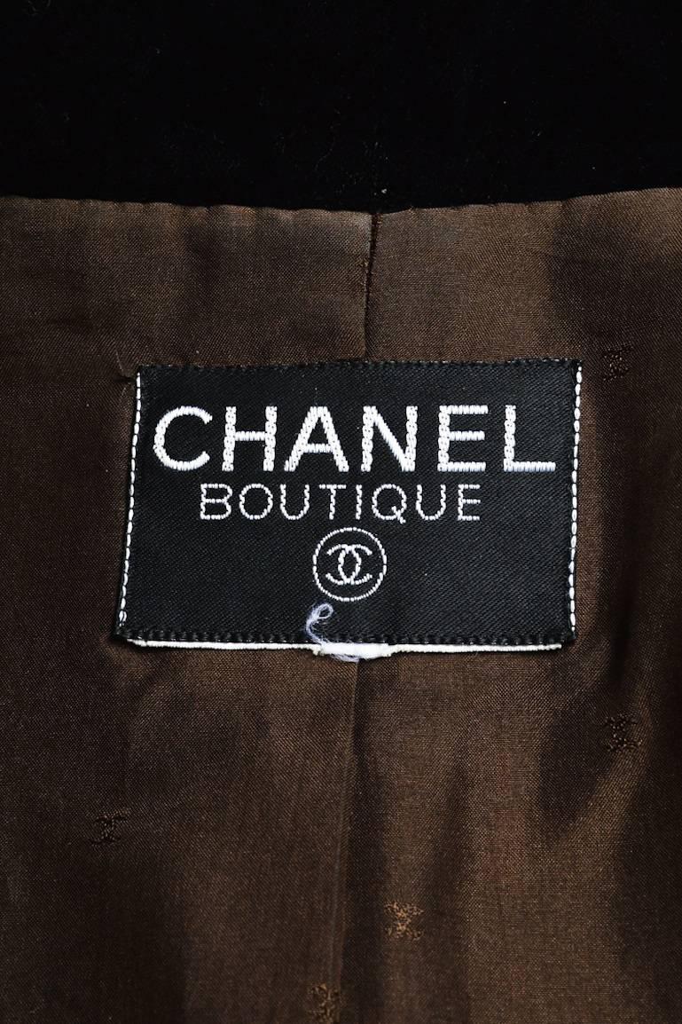 Chanel Boutique Brown Tweed Black Velvet Trim Gold Clover Button Front Jacket In Excellent Condition For Sale In Chicago, IL