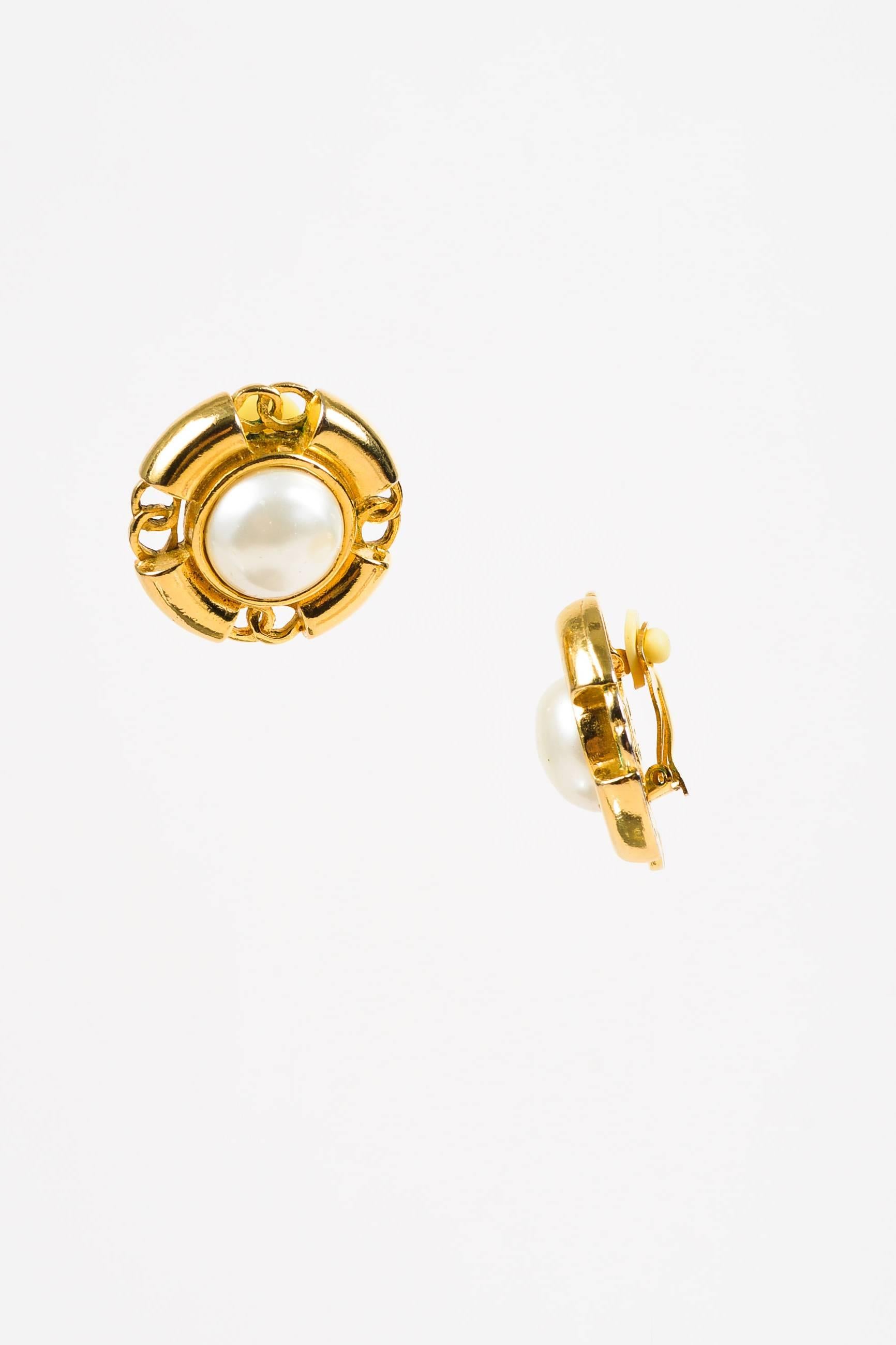 Vintage Chanel Gold Tone Cream Faux Pearl Cut Out 'CC' Clip On Earrings In Good Condition For Sale In Chicago, IL