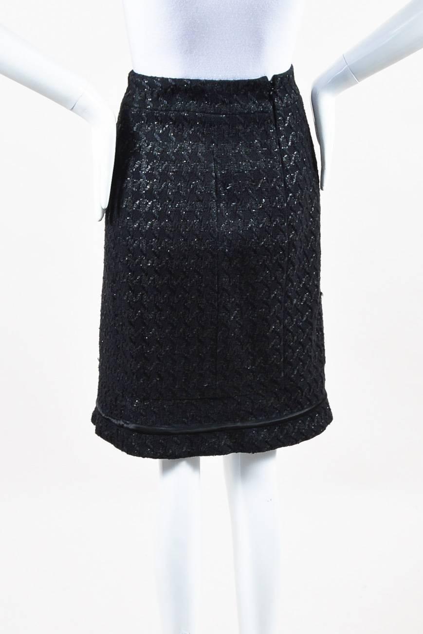 Chanel 05P Black Silk Blend Tweed Houndstooth Patterned Skirt Size 40 In Good Condition In Chicago, IL