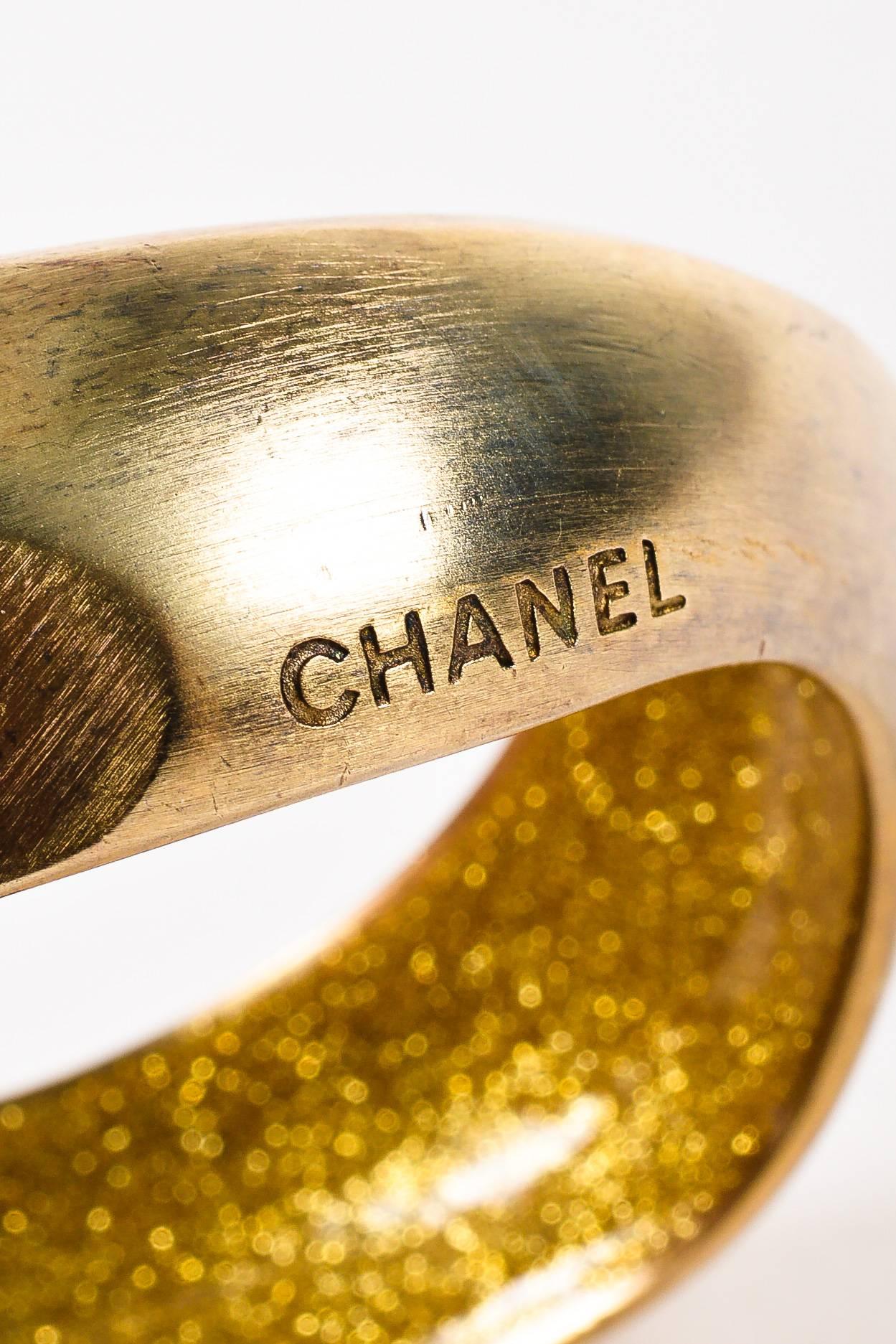 Women's Chanel Spring 2007 Brushed Gold Tone Enameled Metal Wavy Distressed Bangle For Sale