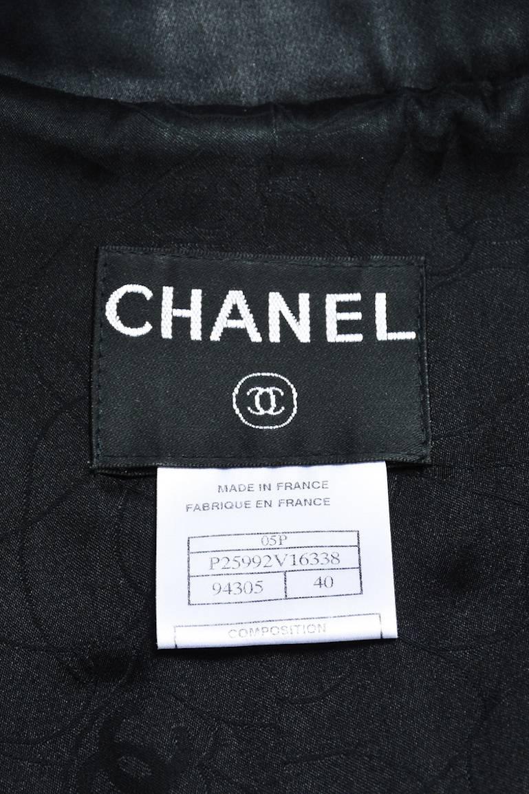 Chanel 05P Black Tweed Houndstooth Patterned 'CC' Button Jacket Size 40 In Good Condition For Sale In Chicago, IL