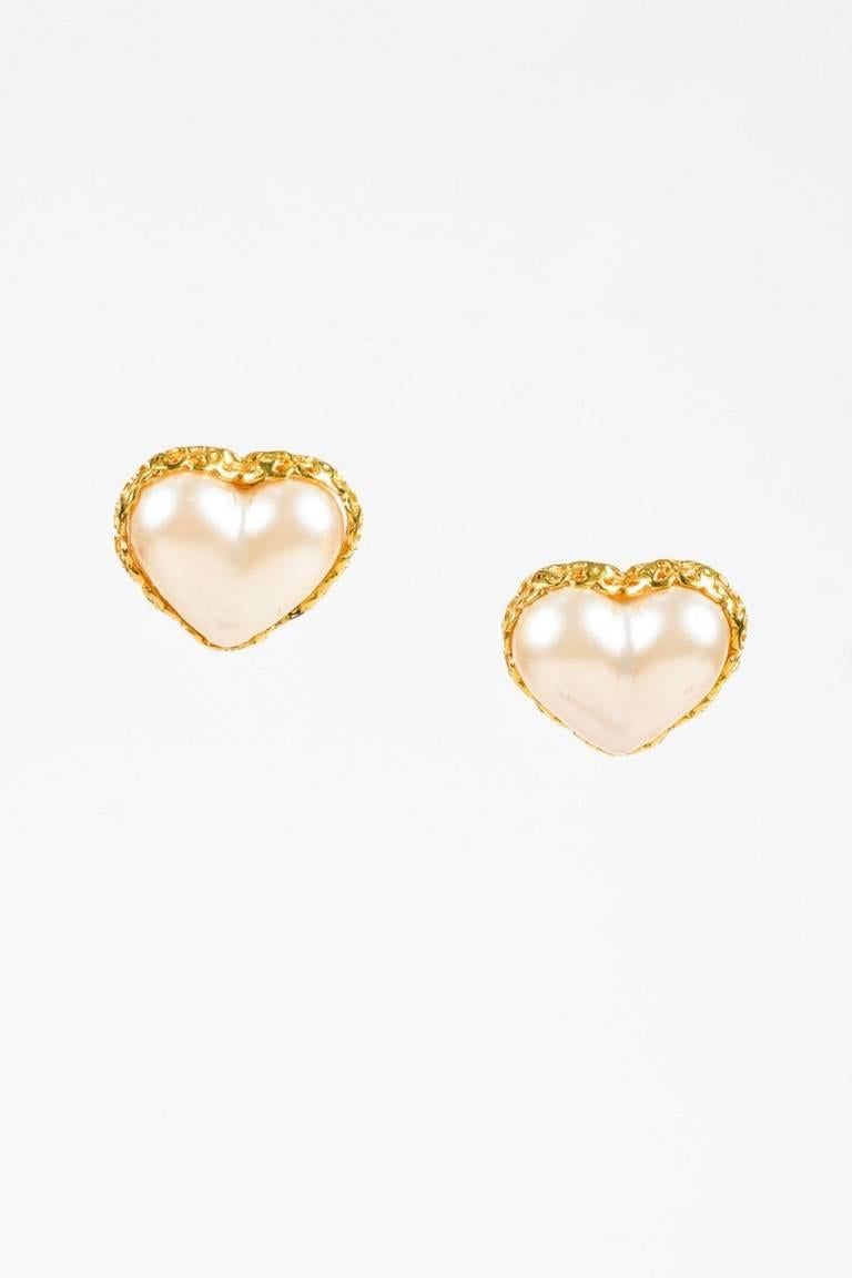 Vintage Chanel Season 28 Gold Tone Faux Pearl Heart 'CC' Clip On Earrings In Good Condition For Sale In Chicago, IL