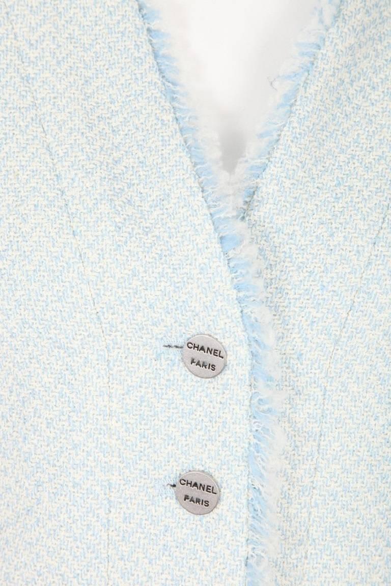 Chanel Classic Pale Blue Cream Knit Frayed Hem Blazer Jacket Size 40 In Excellent Condition For Sale In Chicago, IL