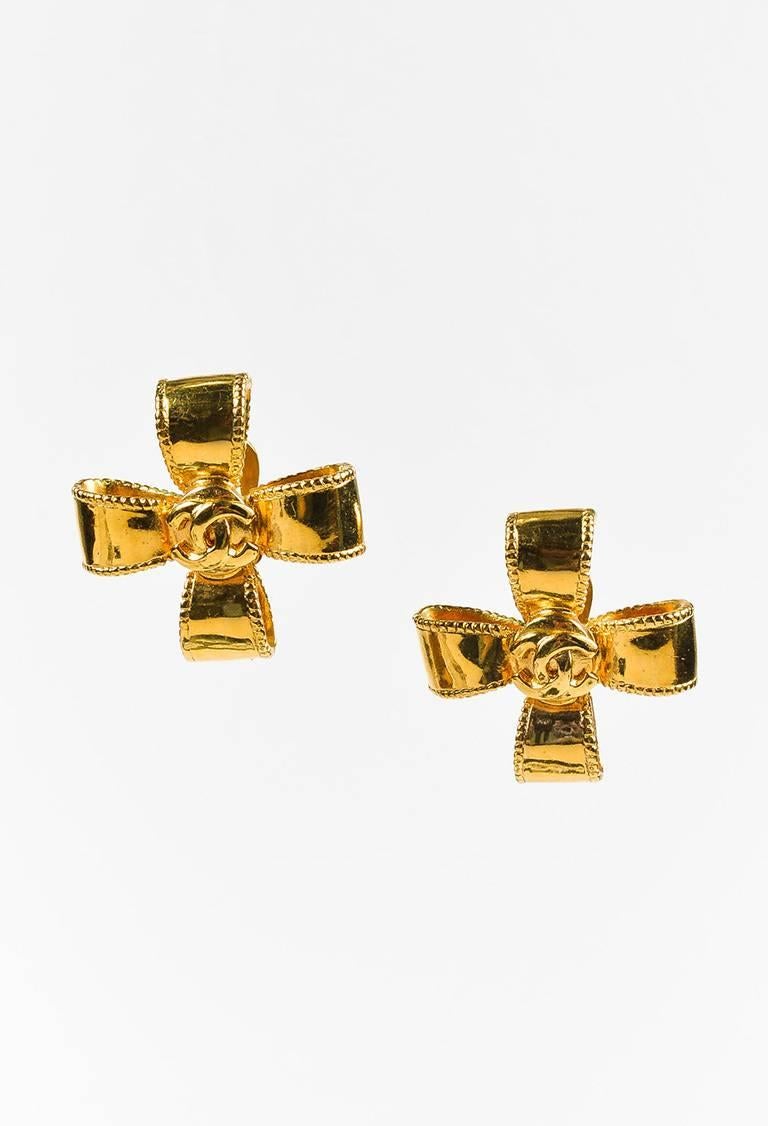 VINTAGE Chanel 97A Gold Tone 'CC' Logo Ribbon Bow Clip On Earrings In Good Condition For Sale In Chicago, IL