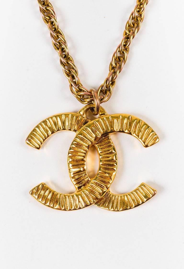 Vintage Chanel 93P Gold Tone Metal 'CC' Pendant Chain Link Necklace In Good Condition For Sale In Chicago, IL