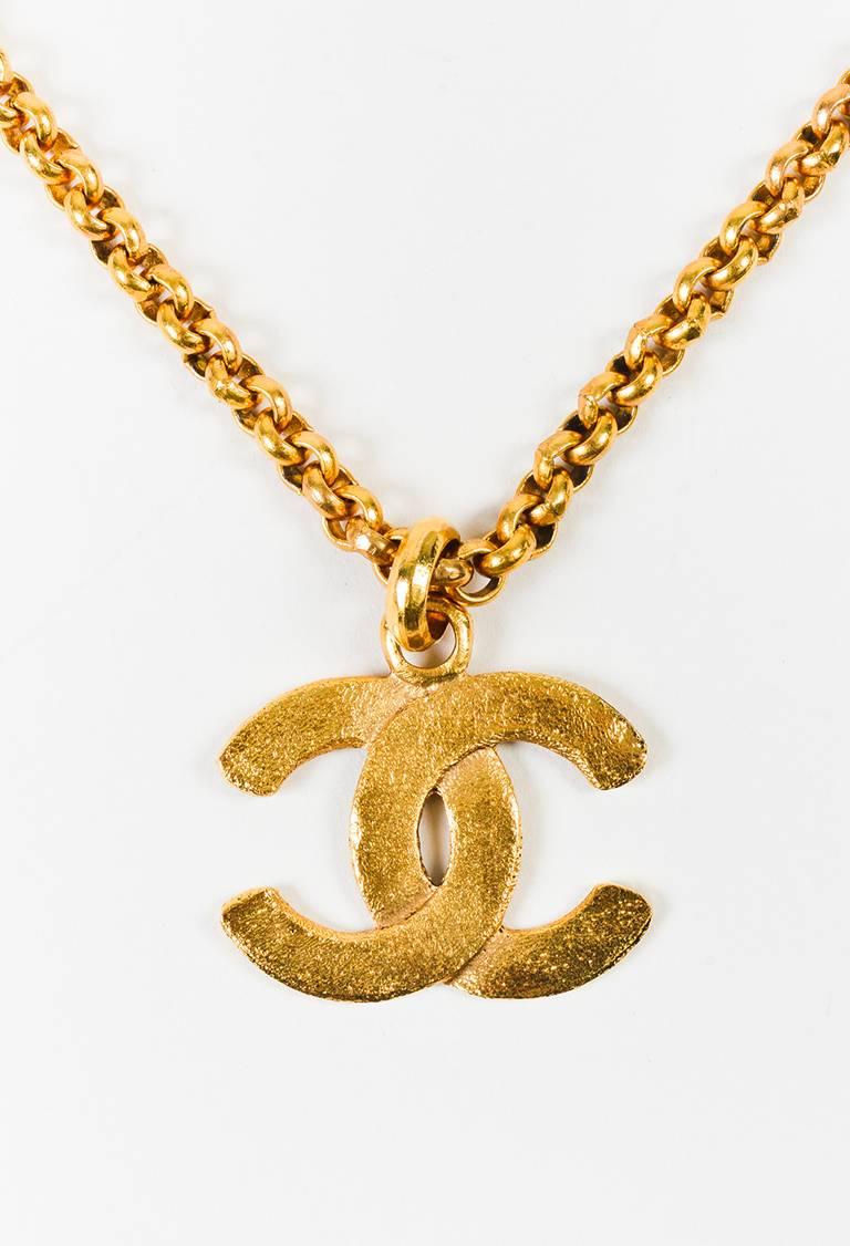 Chanel Vintage Gold Tone Metal Chain Link 'CC' Pendant Necklace In Good Condition For Sale In Chicago, IL