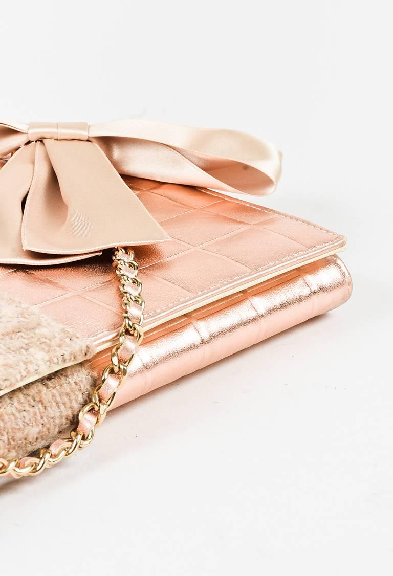 Chanel 01A Tan Rose Gold Leather Tweed Camellia Clutch In Good Condition For Sale In Chicago, IL