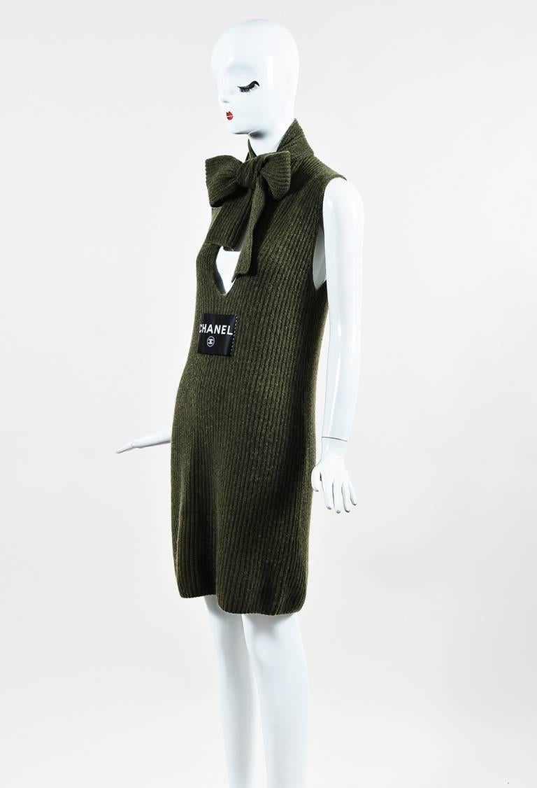 Cashmere construction. Ribbed knitting. Tie straps at neck. Plunge neckline. Sleeveless. Front logo panel. Pulls on. Unlined.

Size: 40 (FR)
Made in: Italy
Color: Green
Content: Cashmere
Condition: Pre-owned. Light fuzziness throughout.

Total