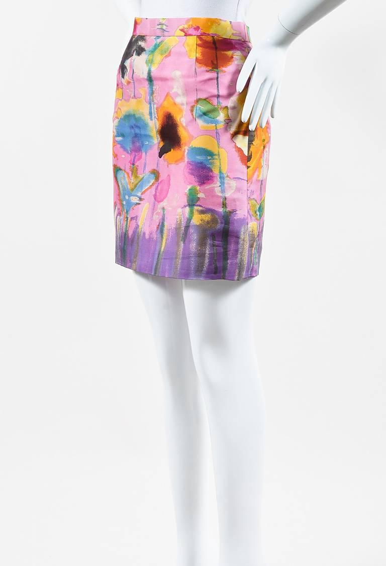 Vintage skirt featuring an allover multicolored print, a classic pencil silhouette, and a center back zip, button closure. Lined.

Size: 38 (FR)
Color: Multicolor,Pink,
Made in: France
Fabric Content: Silk
Condition: Pre-owned. Wrinkled