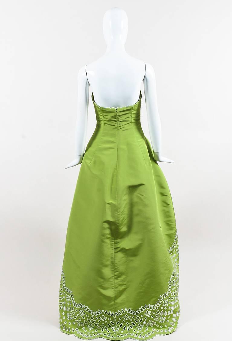 Oscar de la Renta S15 Green Silk Sequined Eyelet High Low Strapless Gown SZ 2 In Good Condition For Sale In Chicago, IL
