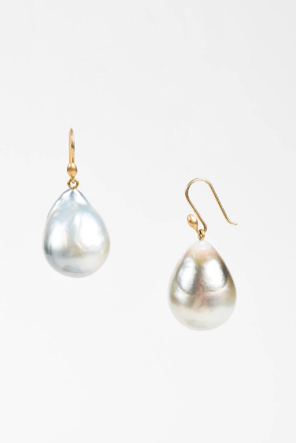 Size: N/A
Color: Gray,
Made In: Unknown.
Fabric Content: 14K Yellow Gold, Tahitian Pearls
Item Specifics & Details: Rare, elegant earrings for everyday sophistication. 14K yellow gold hardware. Beautiful Tahitian pearls with an iridescent
