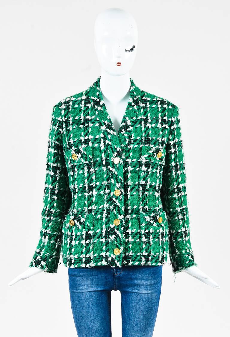 Classic Chanel wool jacket in Kelly green. Black and white houndstooth tweed weaving. Gold-tone carved buttons. Collarless. Long sleeves. Front patch pockets. Padded shoulders. Front button closure. Lined.

Size: 36 (FR)
Color: Green,
Made in: