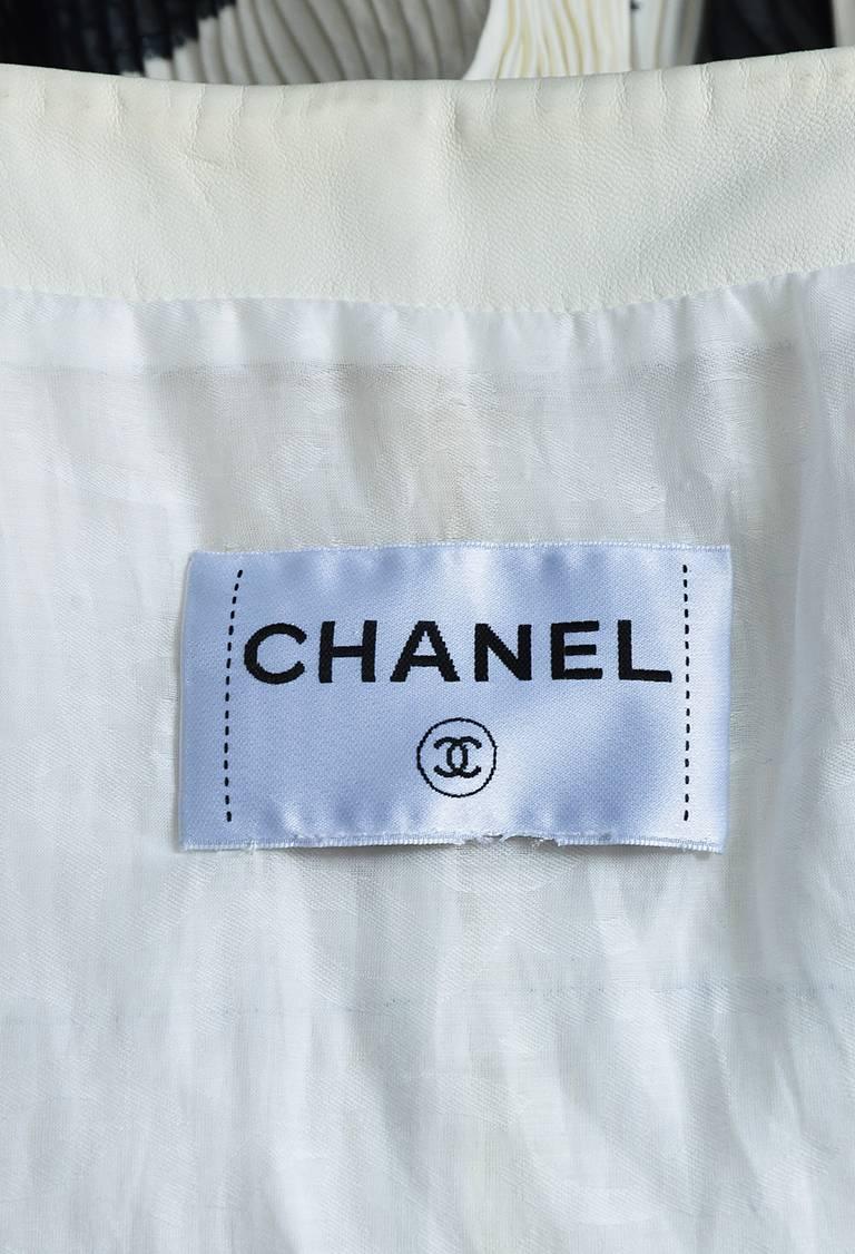 Women's Chanel White Blue & White Lambskin & Silk Pleated 'CC' Button Jacket For Sale
