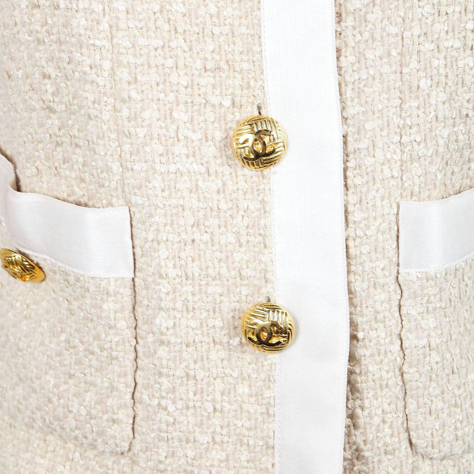 Vintage Chanel Beige Wool Silk Textured Knit 'CC' Button Cropped Jacket SZ 42 In Good Condition For Sale In Chicago, IL