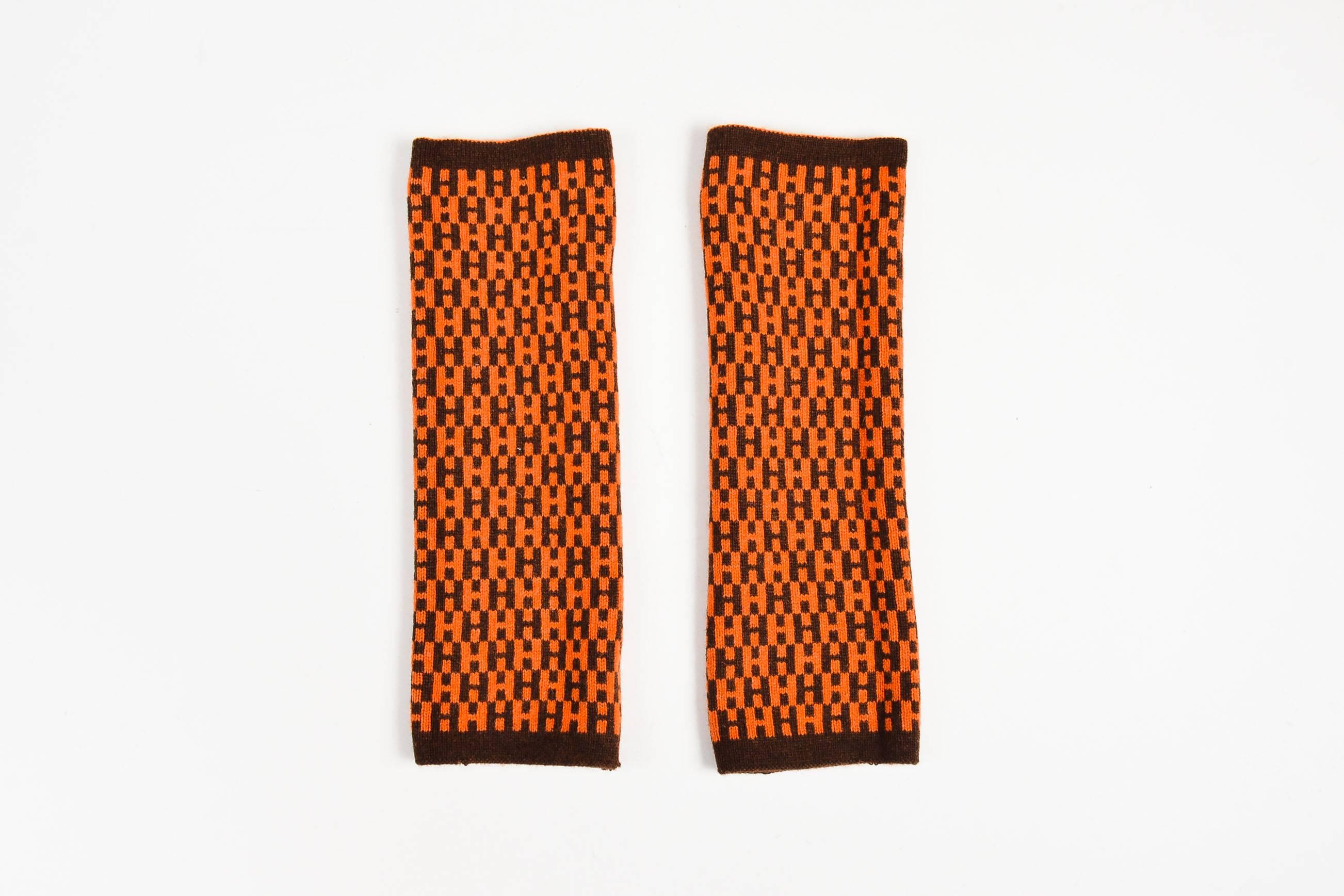 Knit arm warmers featuring an allover 'H' logo pattern, a reversible design, and a thumb hole.

Condition details: Pre-owned. This item is in good condition. Some pilling and fuzziness; characteristic of material. No other visible signs of wear