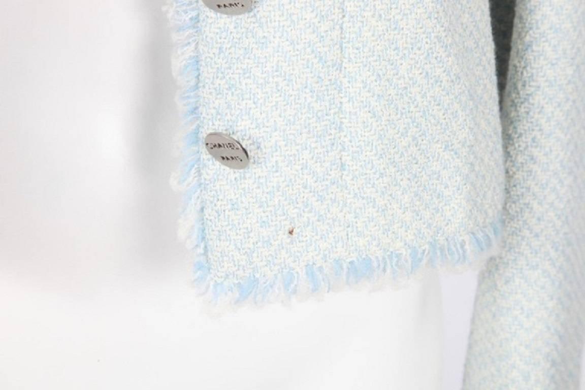 Women's Chanel Classic Pale Blue Cream Knit Frayed Hem Blazer Jacket Size 40 For Sale
