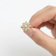 Bague en or jaune 14 carats avec une fleur de marguerite en moissanite