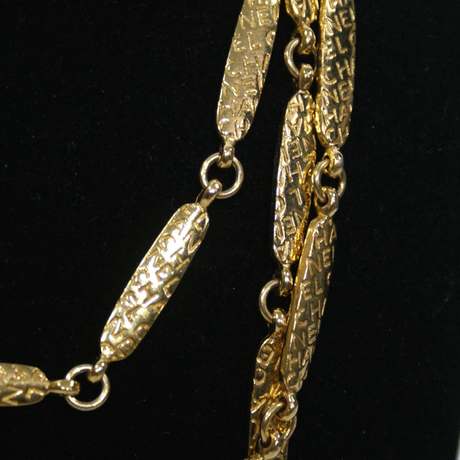 Vintage logo stamped chain link necklace

Total length: 35"

Minor wear consistent with age.