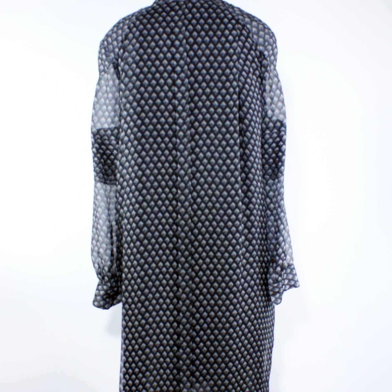 Shift dress design 
Grey print pattern
Buttons at the collar 
Size 36
