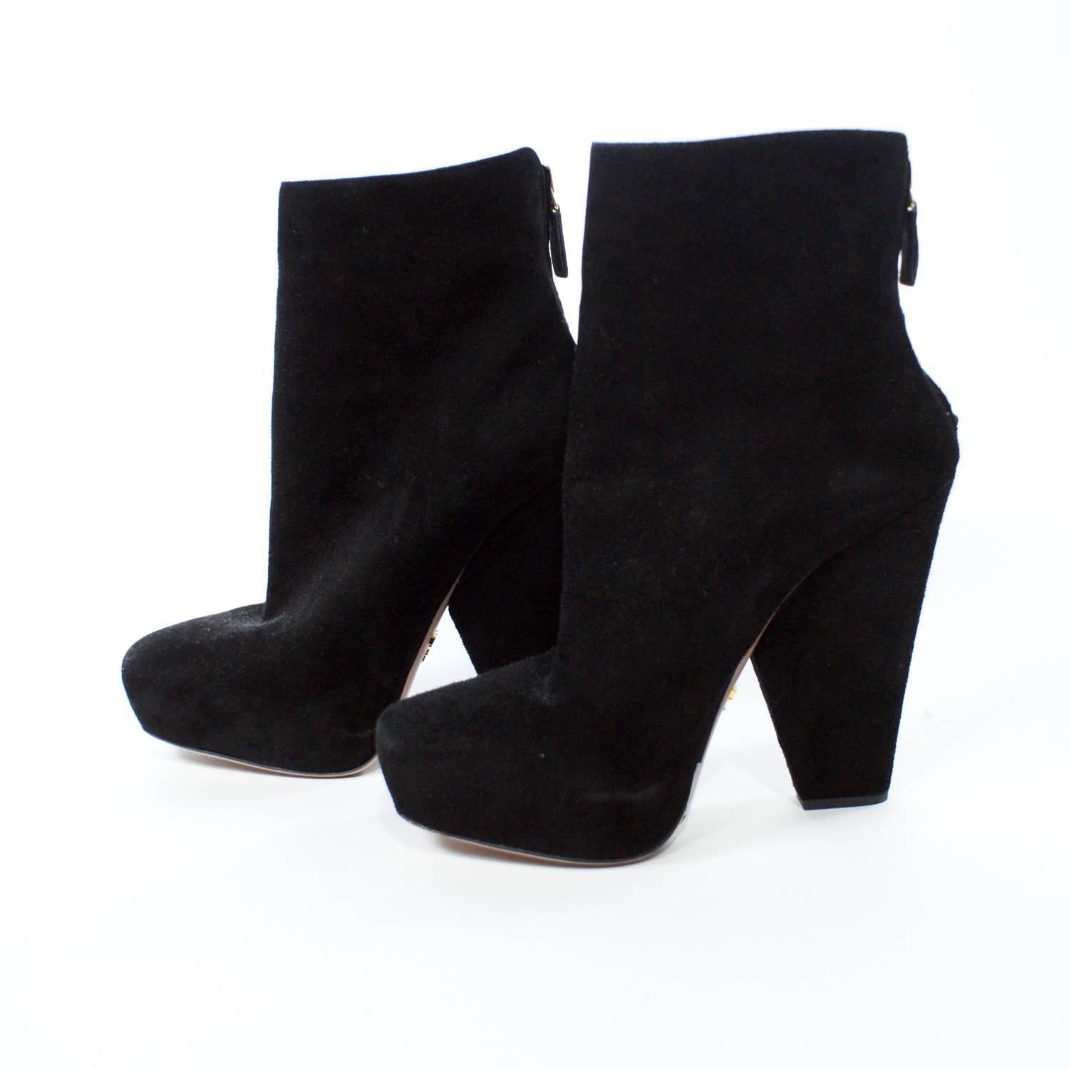 Black suede leather
Chunky thick block heel
Square toes
Back zip closure