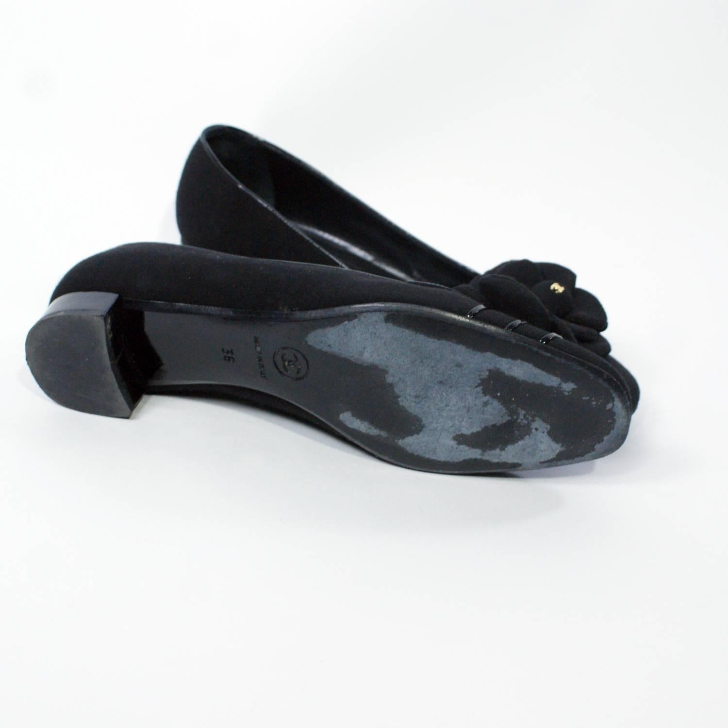 Chanel Black Floral Logo Flats In Excellent Condition For Sale In Narberth, PA