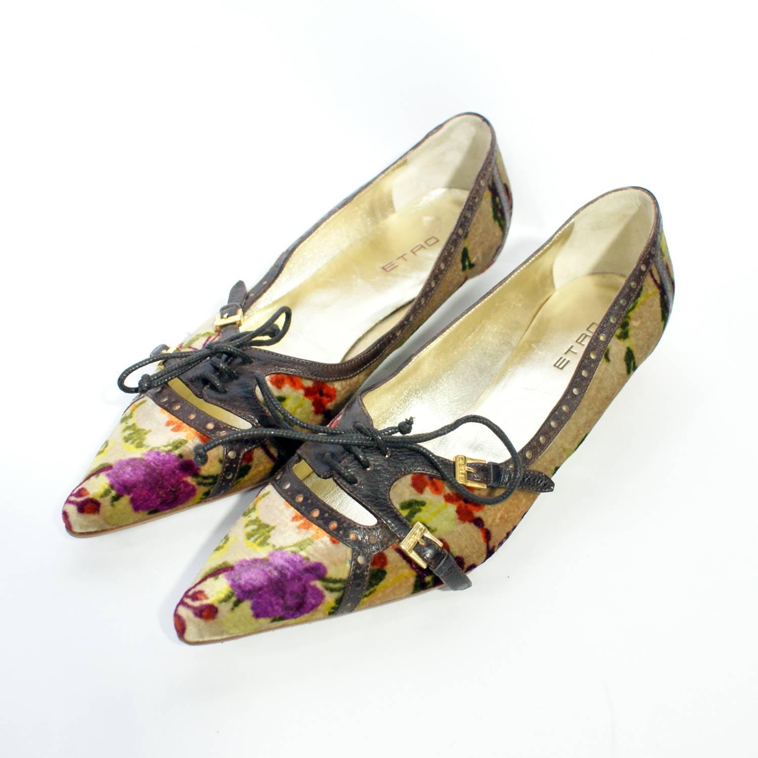 Low kitten heels
Pointed toe
Velvet design
Buckles and lace up detail
Size 39