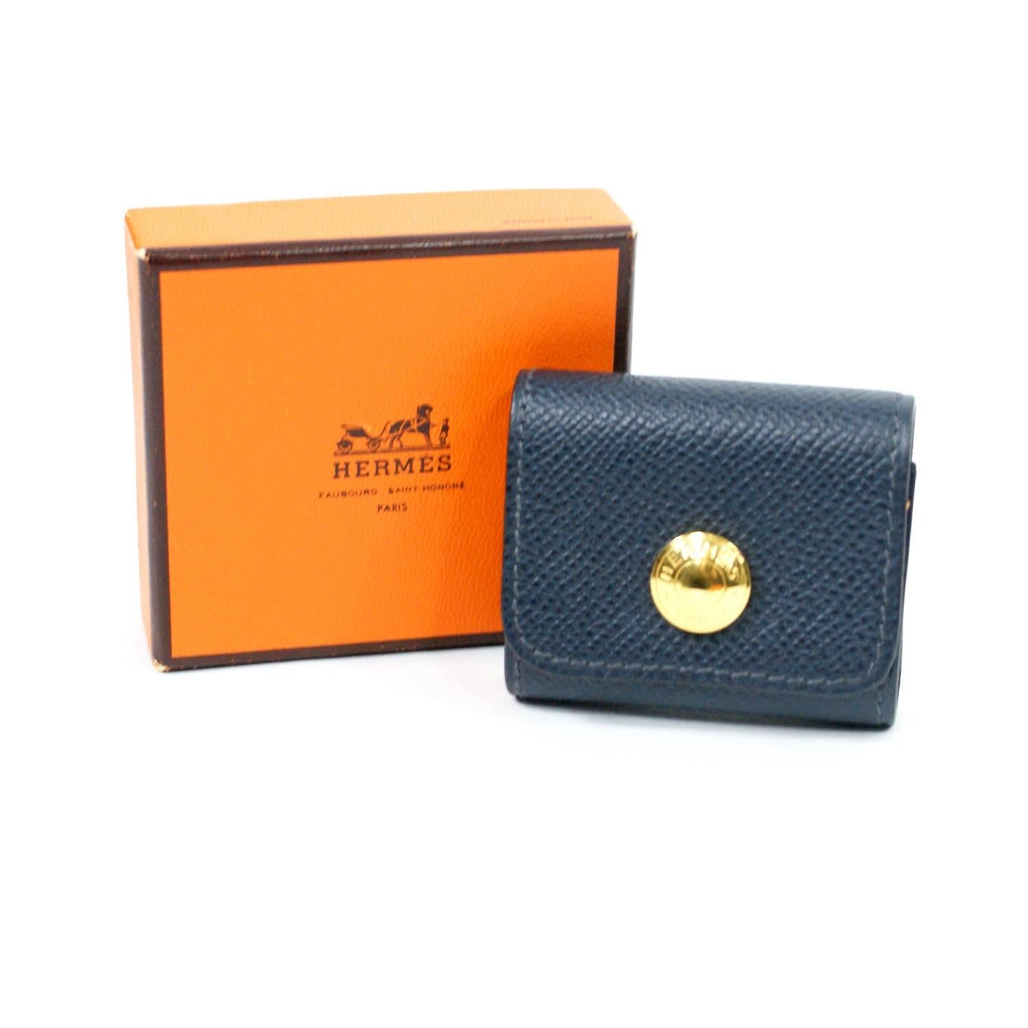 Navy blue
Crafted in leather
Gold tone hardware
Snap closure 

