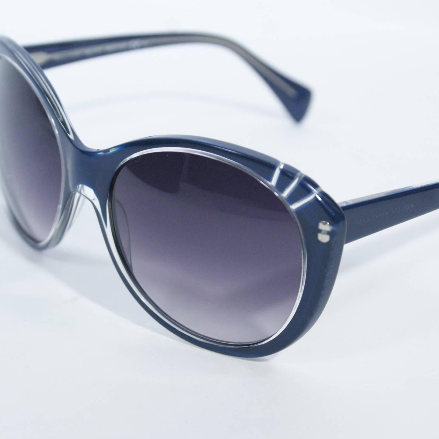 Alexander McQueen Navy Blue Sunglasses In Excellent Condition For Sale In Narberth, PA