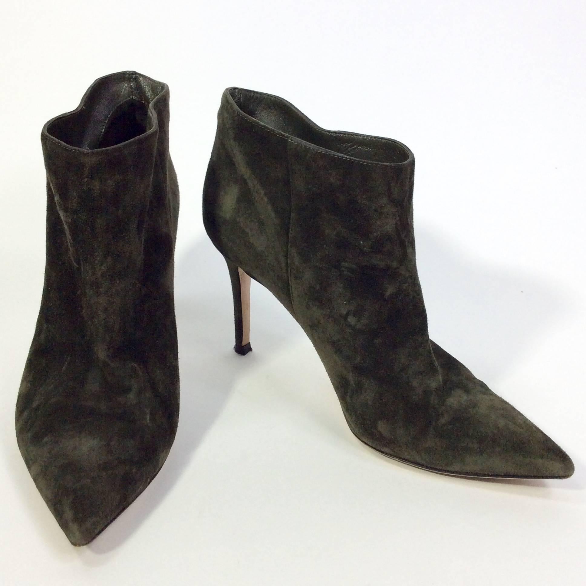 Olive Suede Pointed Bootie
3.5 inch heel
3 inch sole width
Pointed toe
Decorative seaming on either side of ankle
Minor wear on inside of heels
Size 37.5 (equates to a US 7)
Green suede with leather lining