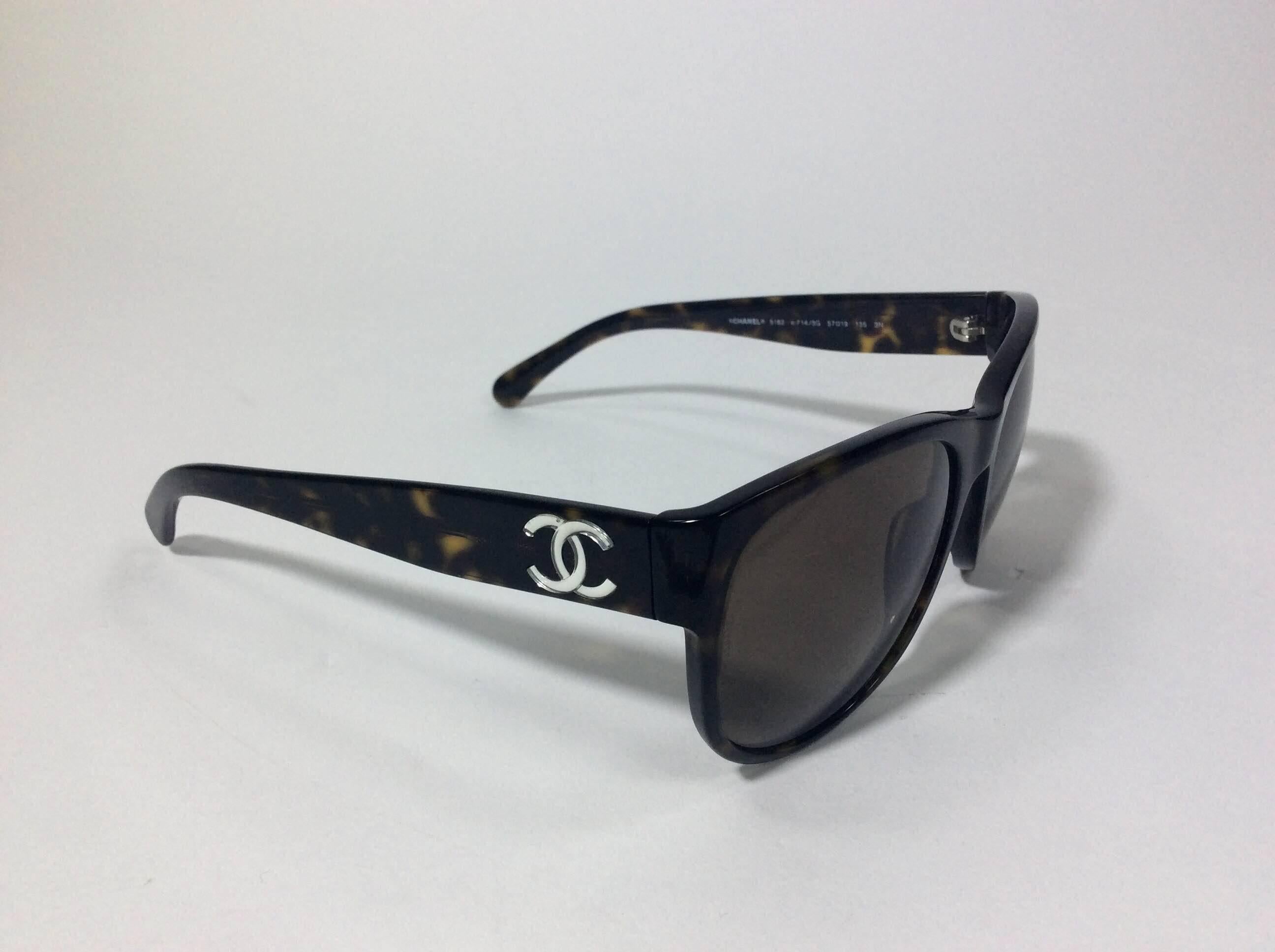 Chanel Black Tortoise Sunglass In Excellent Condition For Sale In Narberth, PA