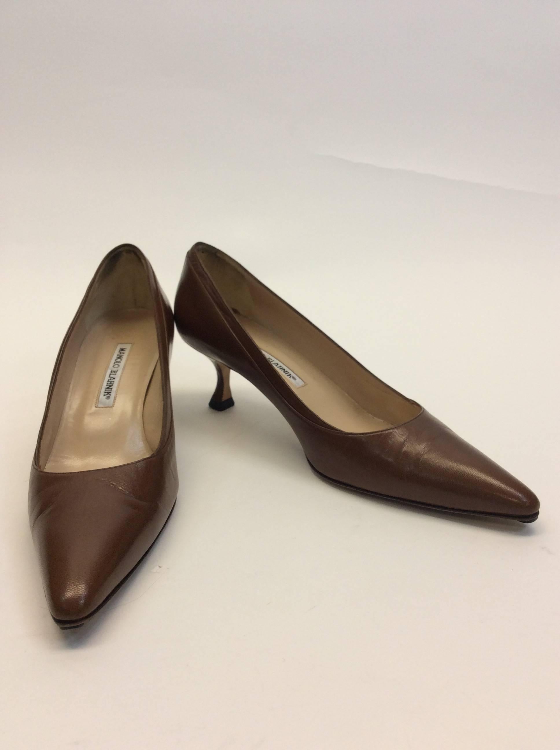 Mocha Leather Exterior 
Pointed Toe
Minor Wear to bottom of Sole consistent with Wear 
Light Beige Leather Interior
3.5“ Inch Sole
2.75“ Inch Heel