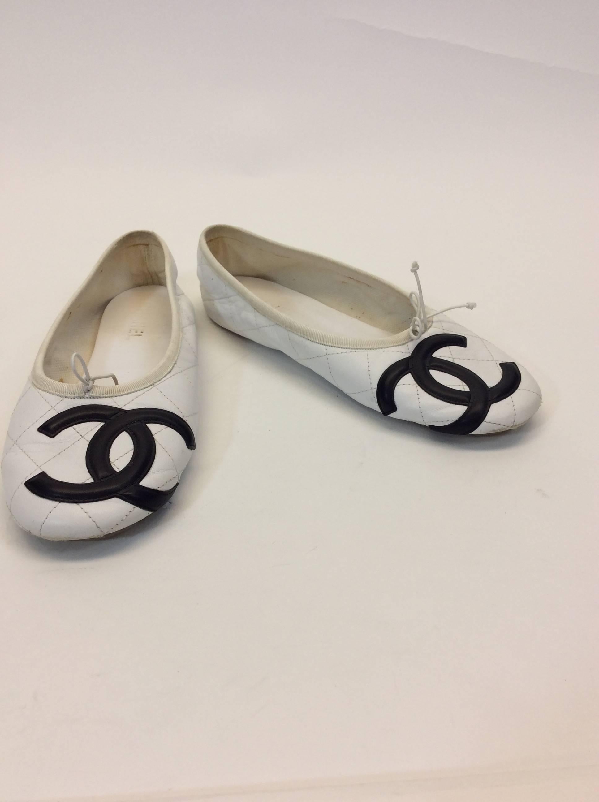 White pleated Leather
Black Signature CC Logo on top of show
Minor Staining on interior 
Adjustable tightness with pull strings
Hot Pink Chanel Embellishment on Sole of Shoe
EU Size 40 Equates to US 9.5
4“ Inch Sole