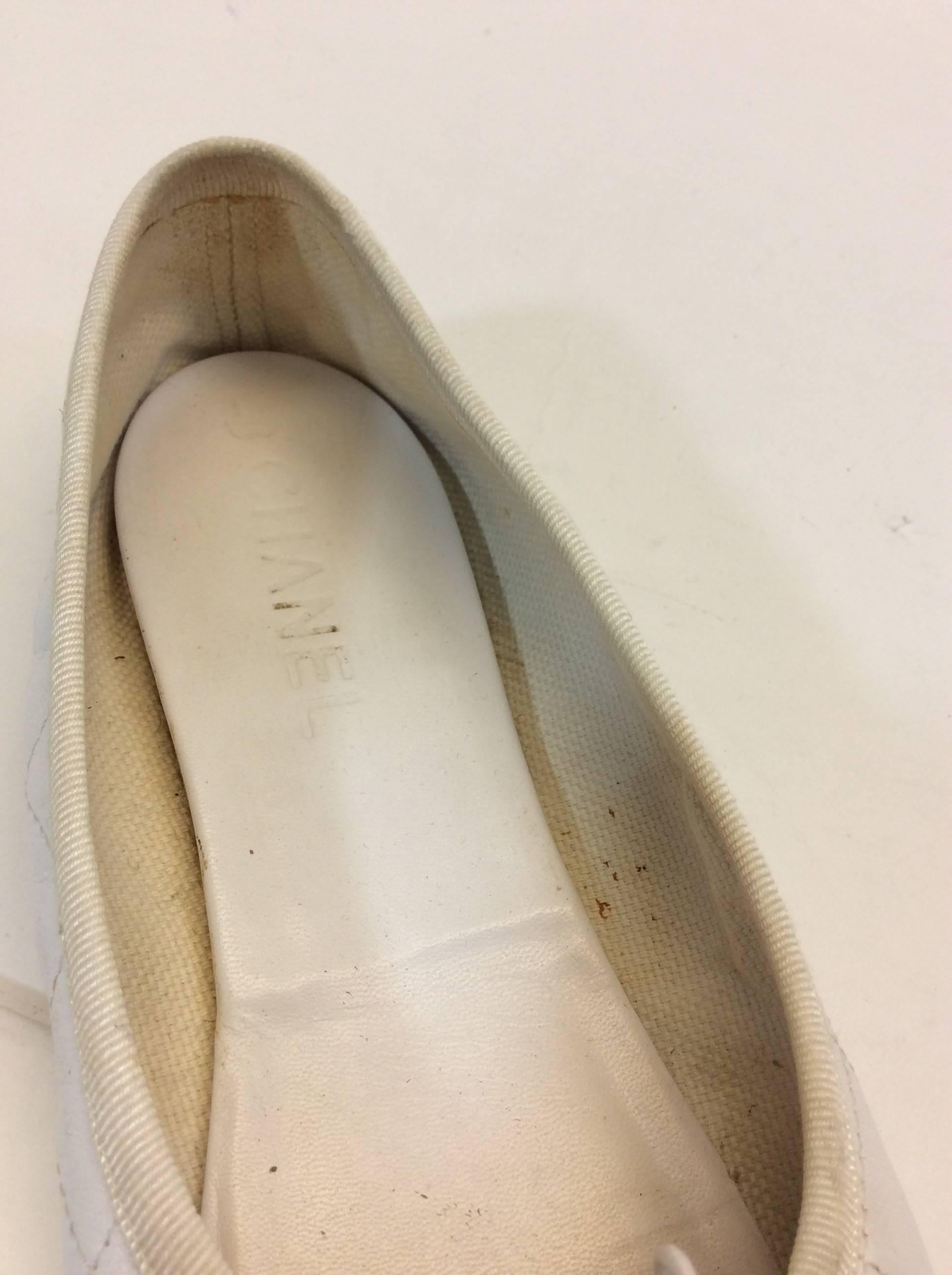 Chanel White and Black Pleated Cambon Leather Ballet Flat In Good Condition In Narberth, PA