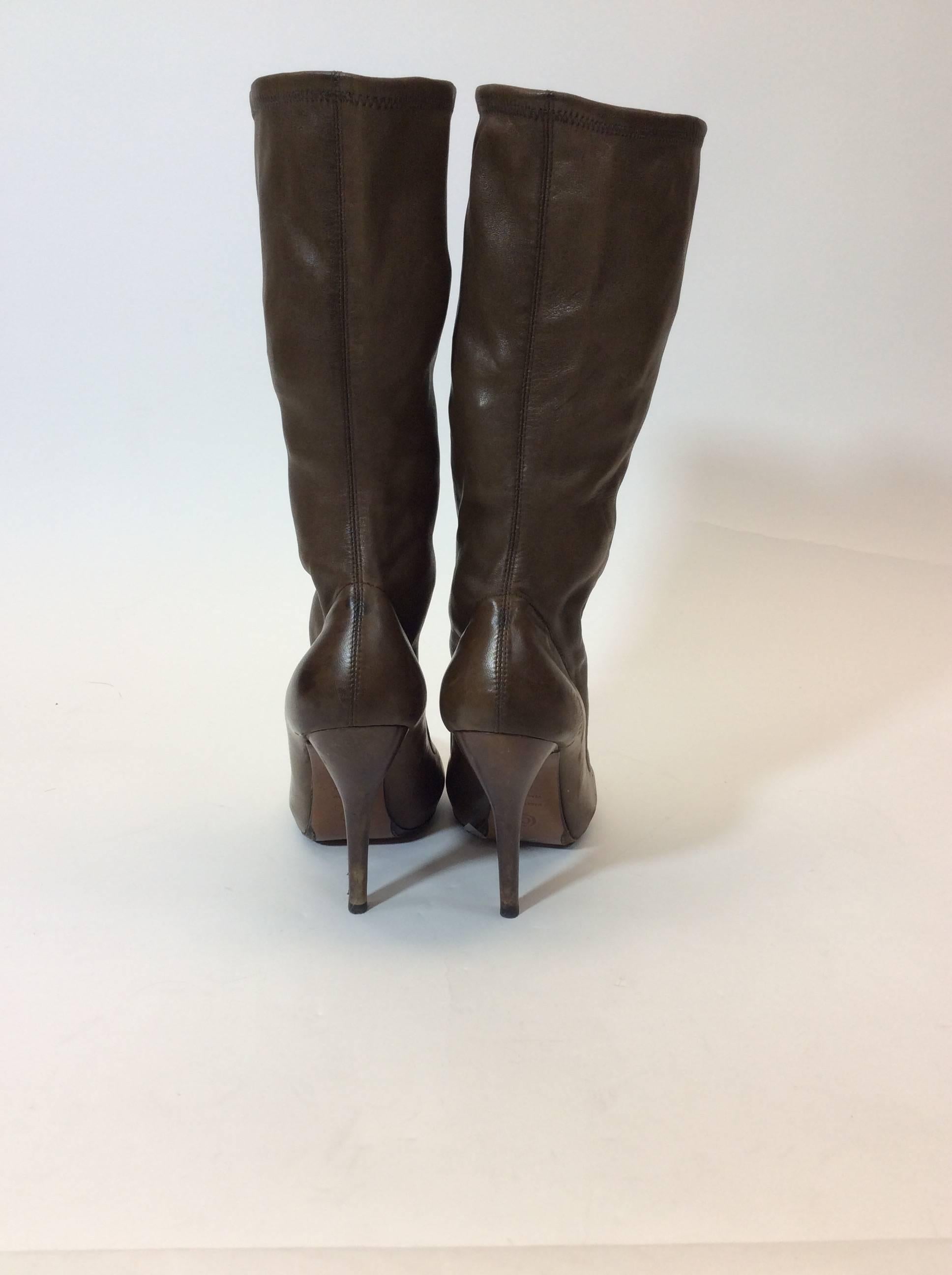 Alexander McQueen Seamless Brown Leather High Heel Boots In Excellent Condition For Sale In Narberth, PA