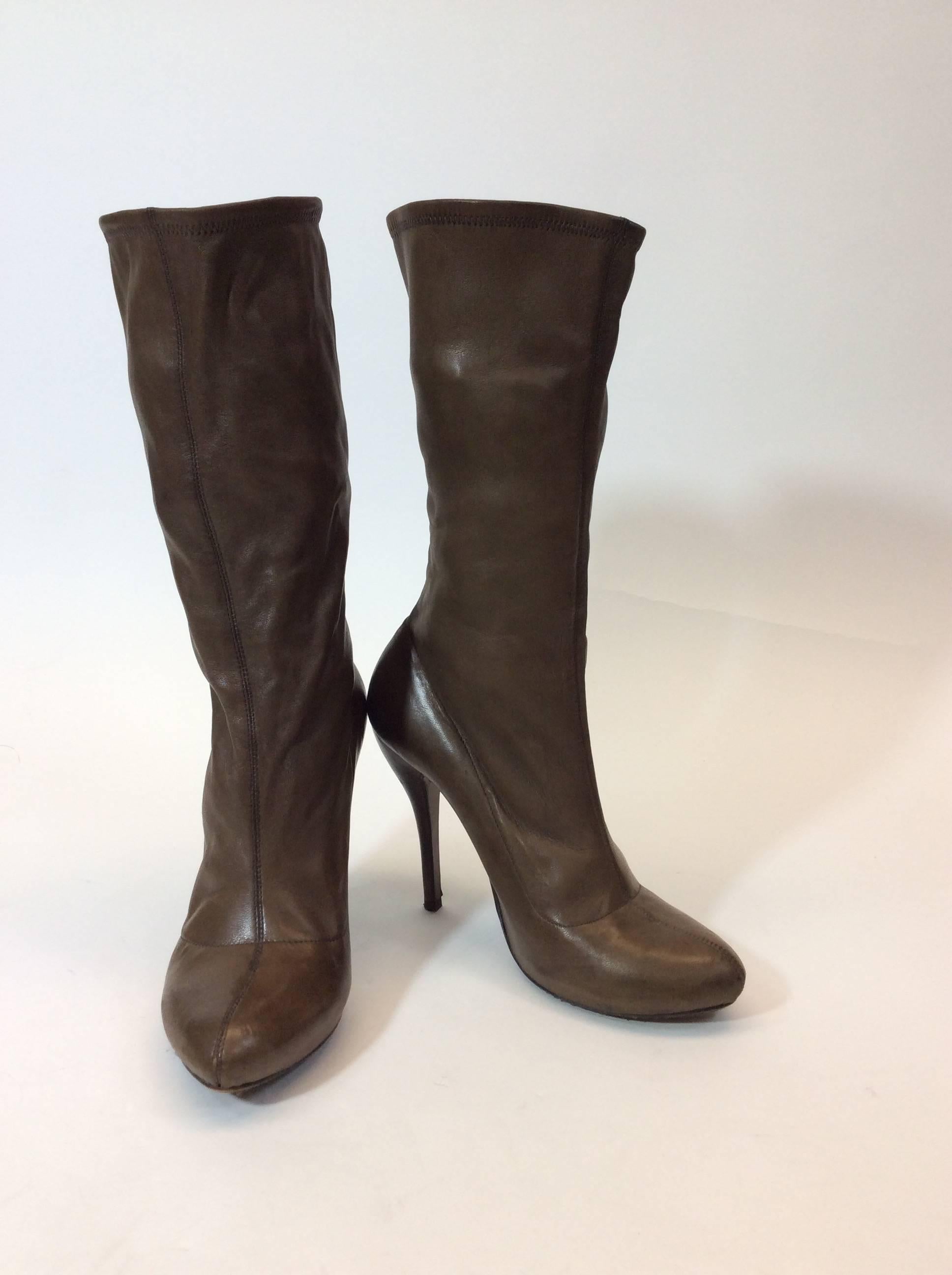 Genuine Leather Boots
Seamless Fit
Pull up with no Zipper/Buttons for Closure
Soles of shoe have minor wear as shown in Picture 
Size 38.5
3" Inch Sole
4.5" Inch Heel 