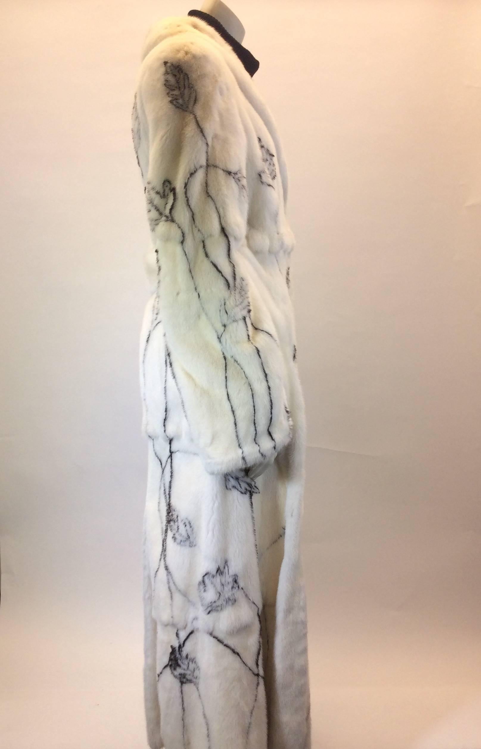 Zuki White and Black Floral Mink Swing Coat In Excellent Condition For Sale In Narberth, PA