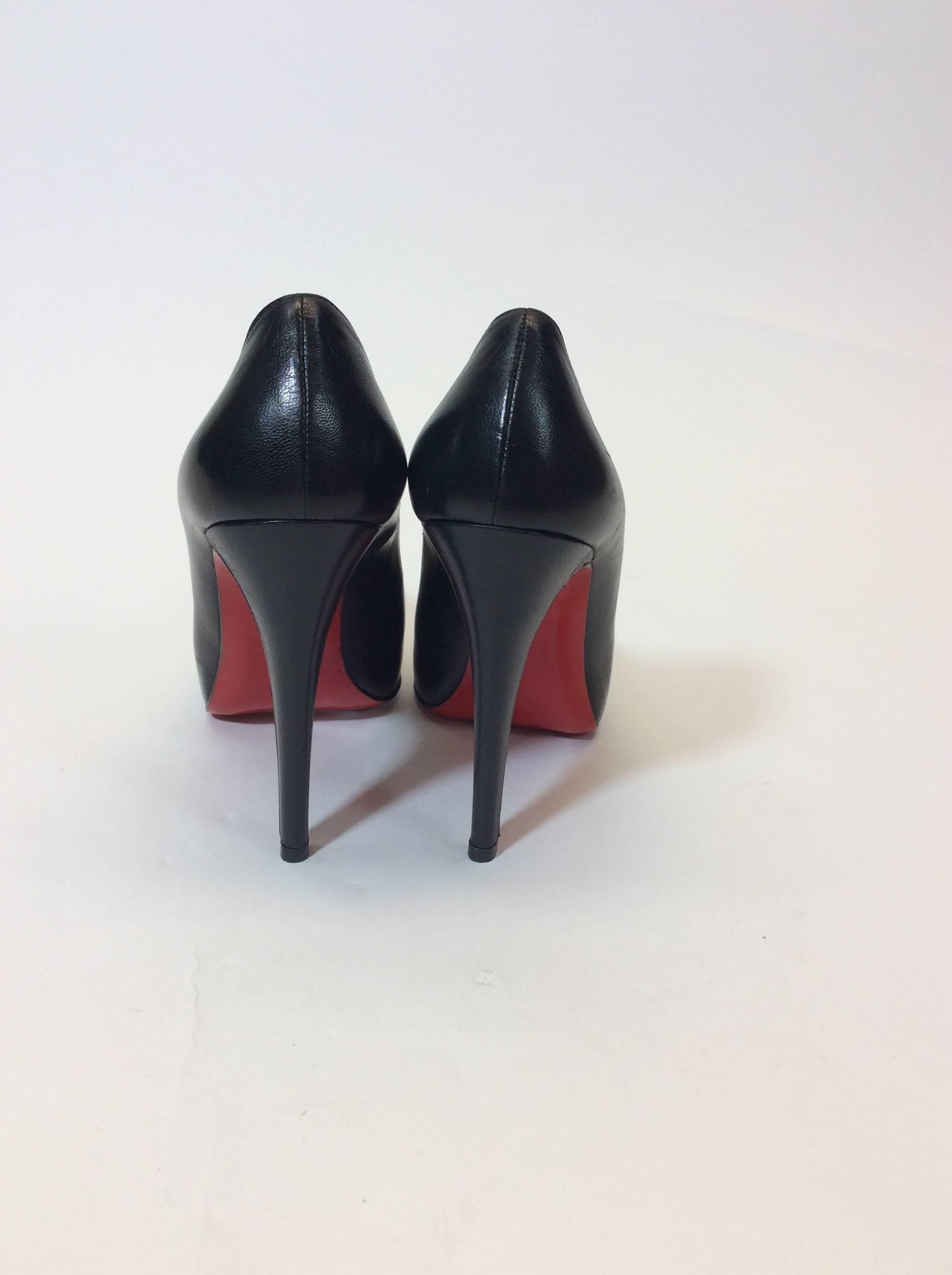 Christian Louboutin Round Pointed Toe Black Pump In Excellent Condition In Narberth, PA