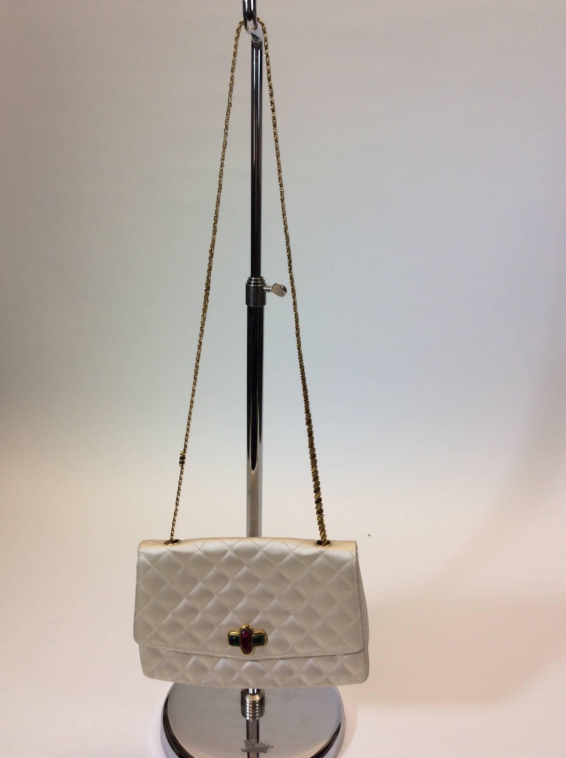 Women's Chanel Vintage Pleated White Purse with Gripoix Detail For Sale