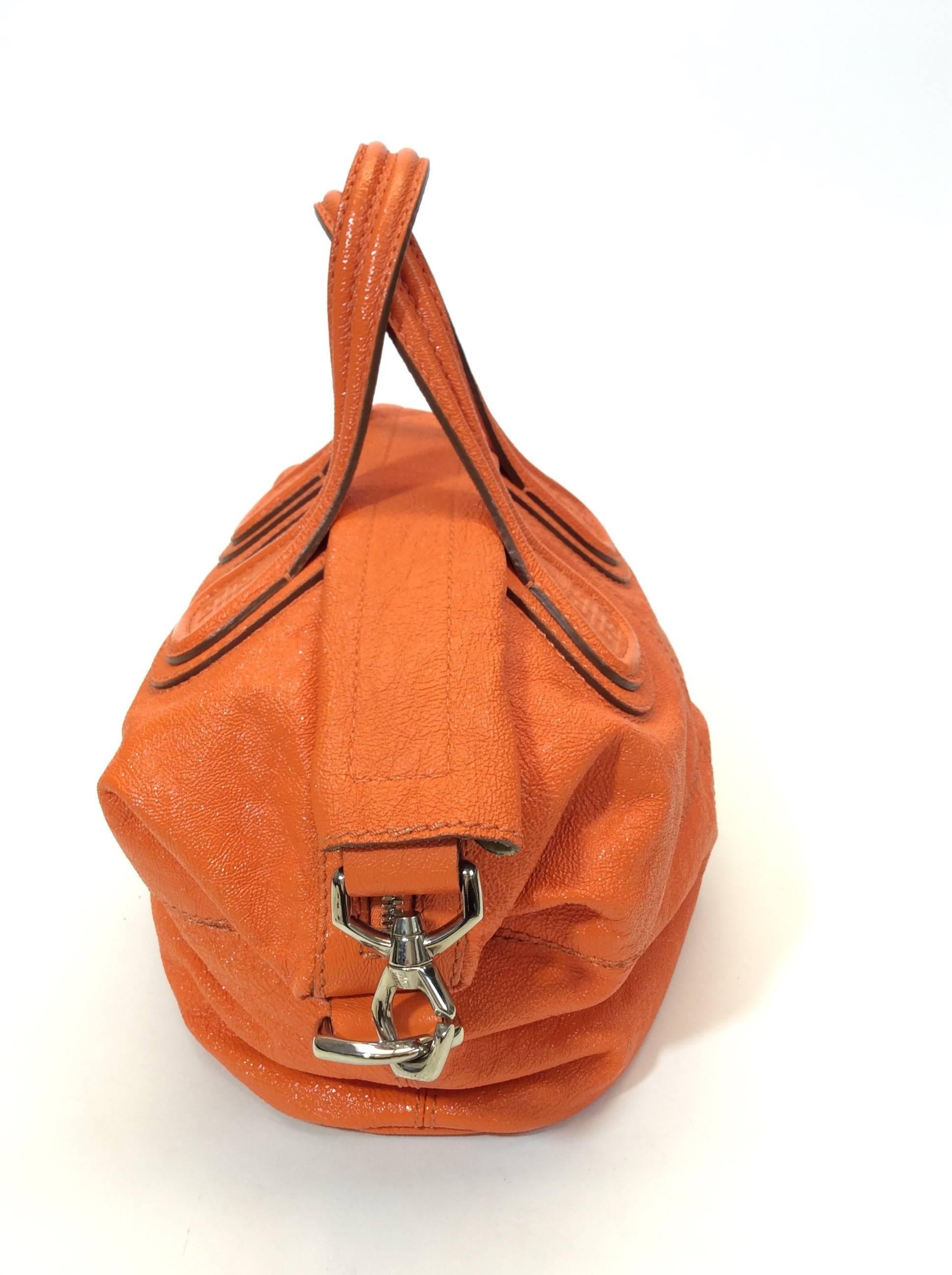 Genuine Orange Leather
Tan Suede Interior
Zipper on Top Strap
Pockets on Interior
Silver Hardware
Two Top Handle Straps (5" Inch Strap Drop)
11" Inch Long Strap Drop
