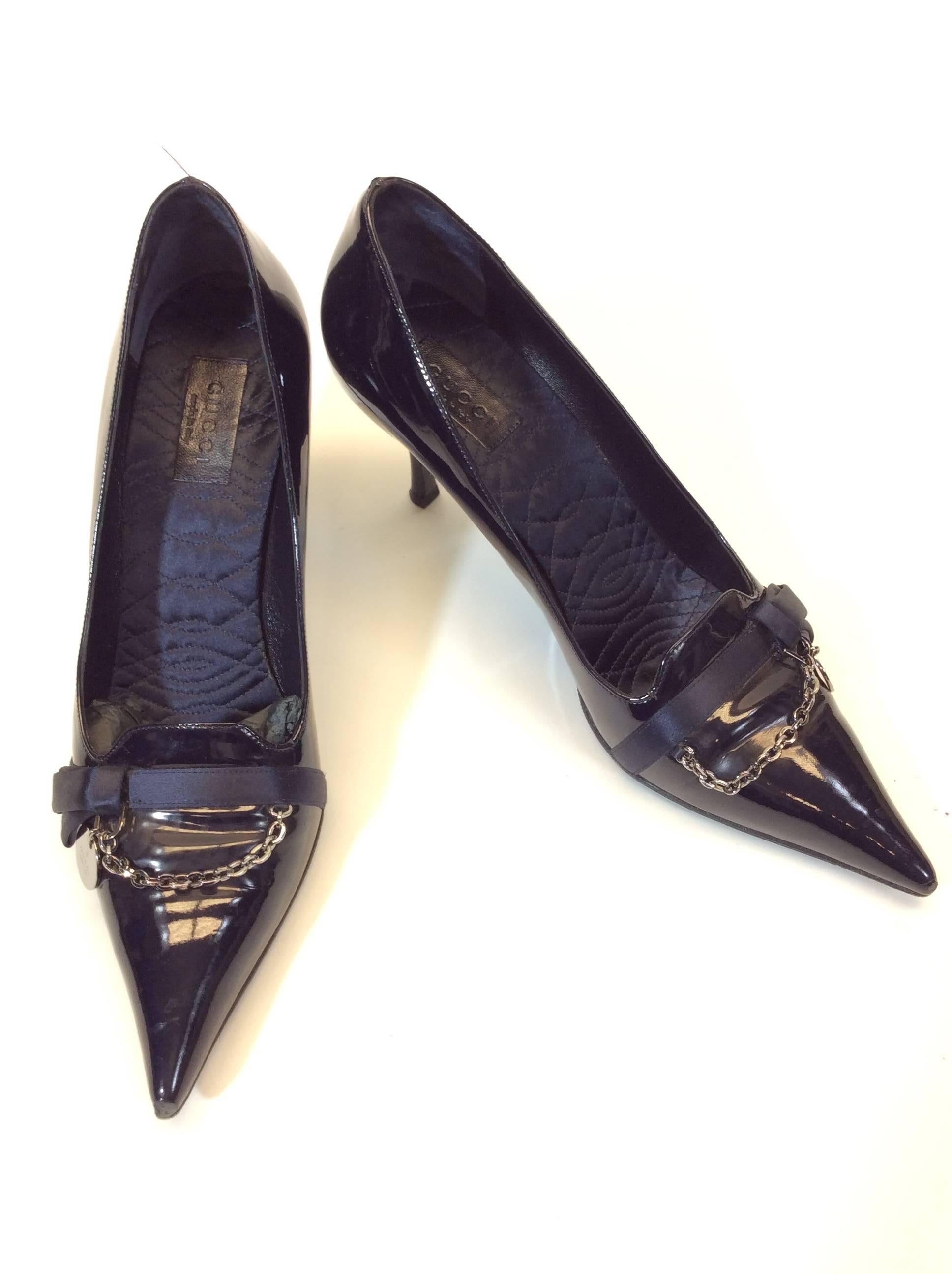 Gucci Navy Patent Leather
Silverstone Embellished Chain on Toe
Pointed Toe 
Quilted Silk Insole
Gucci Logo on Charm
3" Inch Sole 
3" Inch Heel
EU Size 39