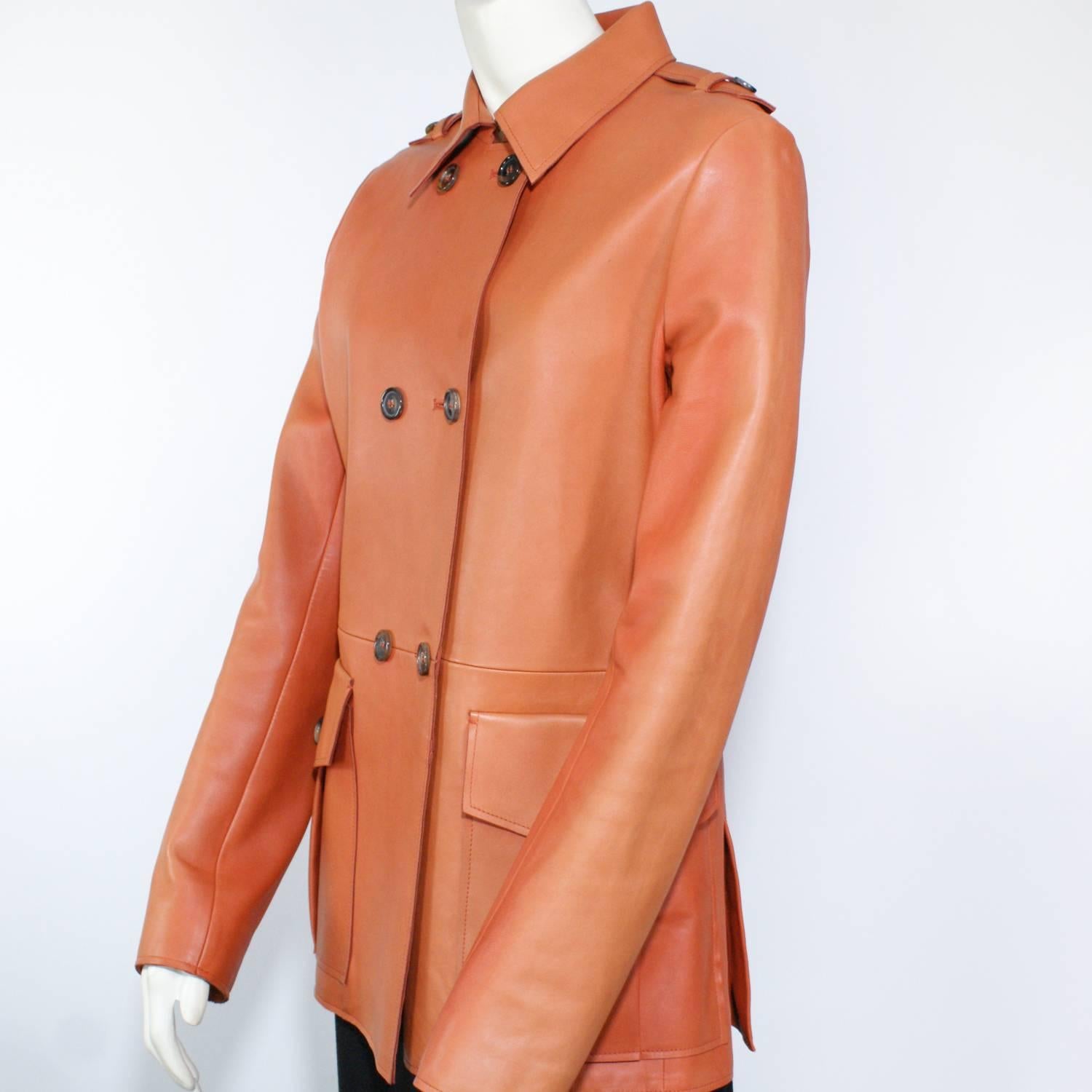 Brown tortoise buttons
Clasp at the neckline
Two front pockets
Orange Leather
Fully lined
Fits like a Medium
