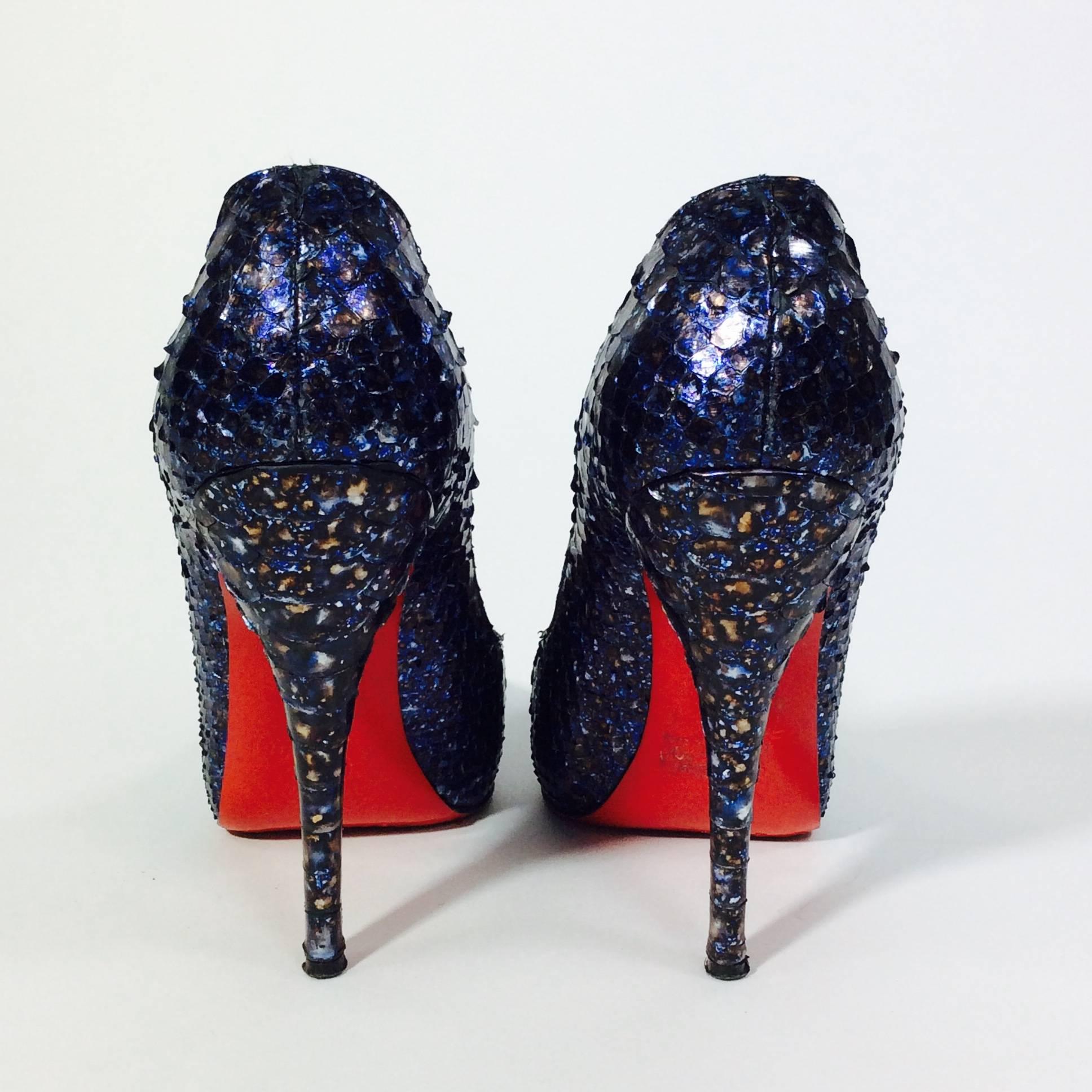 Christian Louboutin Blue Glitter Pump with a 5 inch heel. The size is a 37 which equates to a 6.5 as the style runs small, the pumps are in amazing overall condition with minimal wear. Please note the red soles and the wear shown in the pictures for