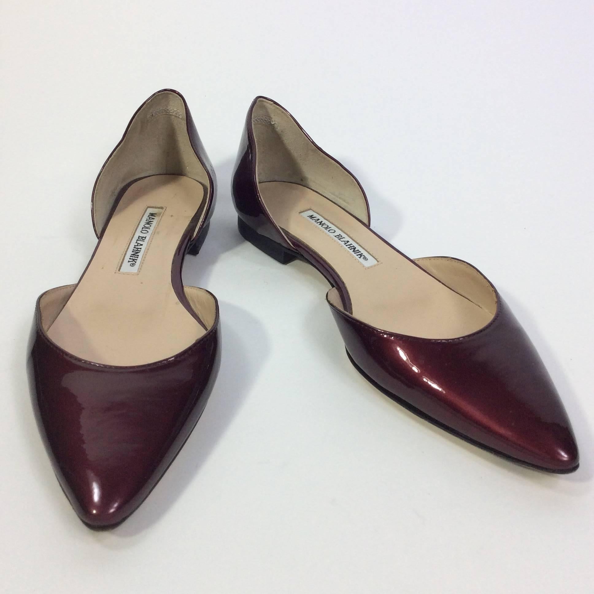 Maroon Patent Pointed Toe Ballet Flats
0.5 inch heel
3.25 inch sole width
Shiny maroon color
Size 37.5 (equates to US 7)
Patent Leather