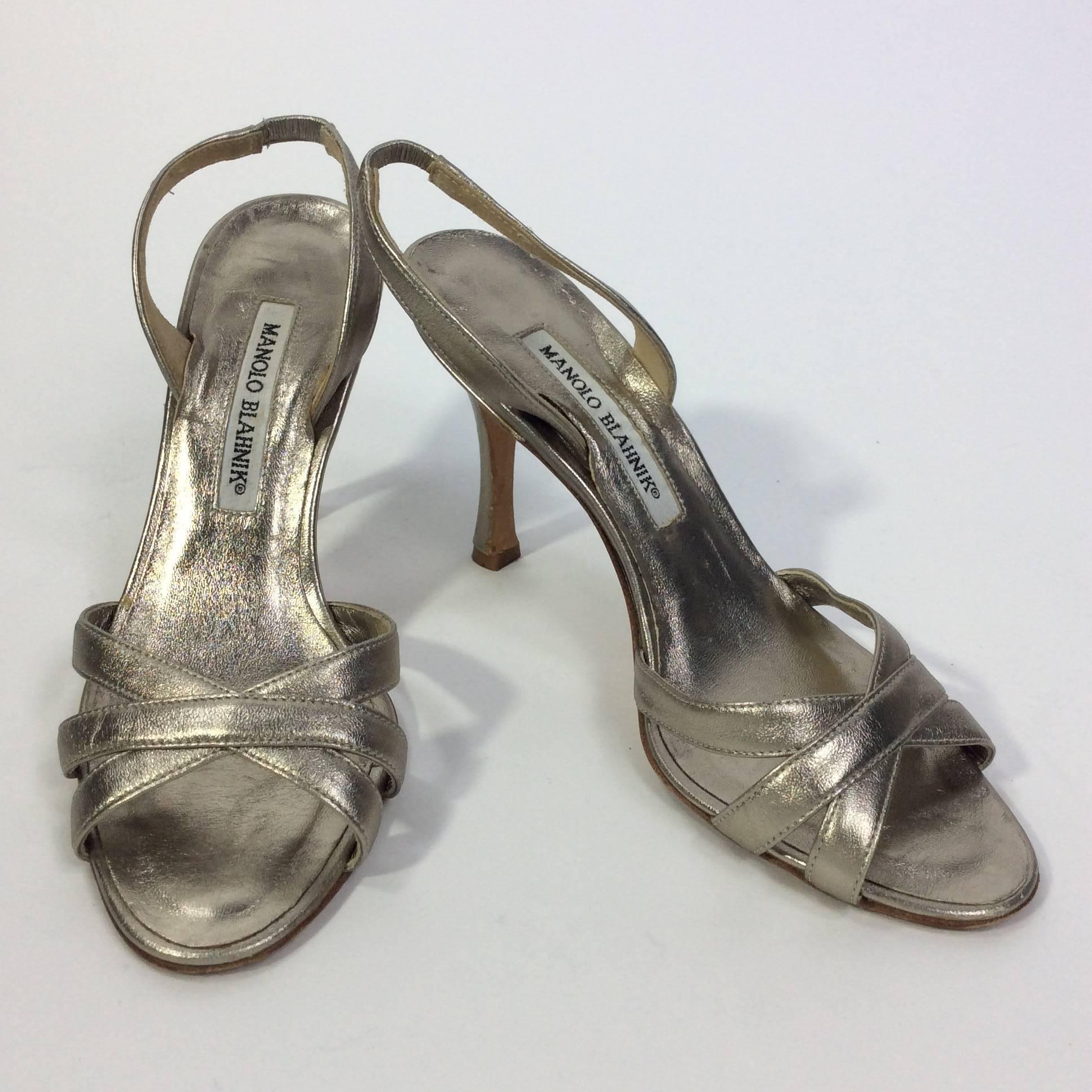 Gold Strap Slingback Sandal
3.5 inch heel
2.75 inch sole width
3 crossed strap front
Elastic slingback style
Size 36 (equates to a US 36)
Leather